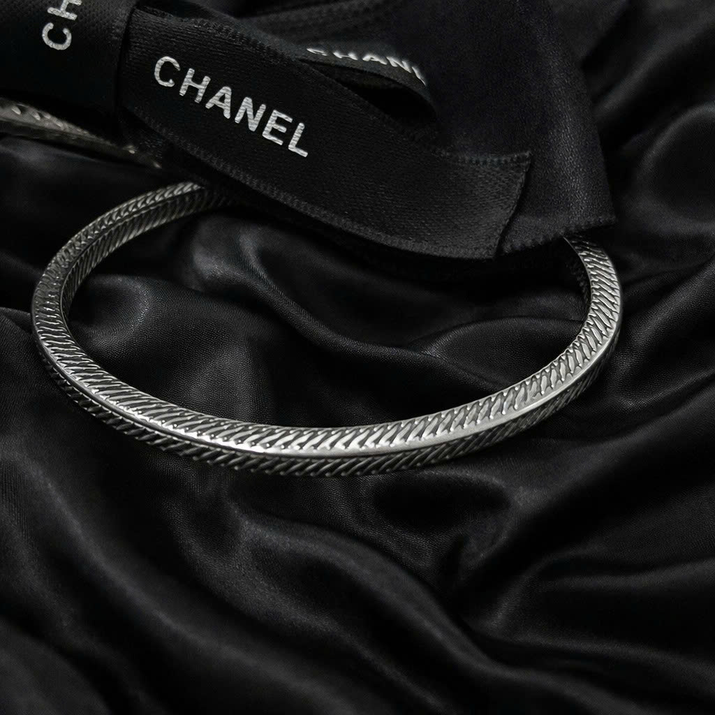 Vòng tay cuff titan zic zắc.