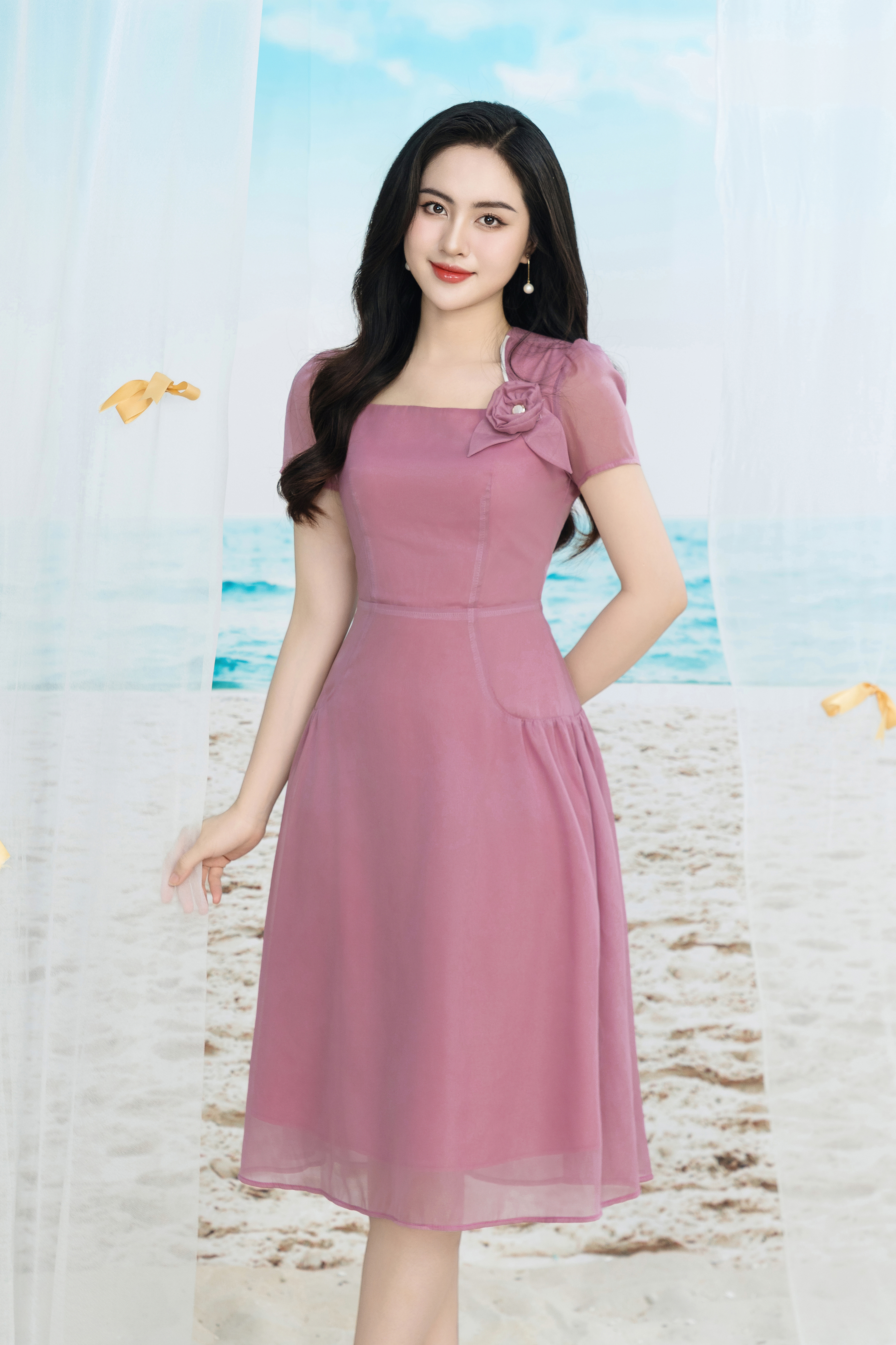 Đầm xoè hồng cổ vuông đính hoa