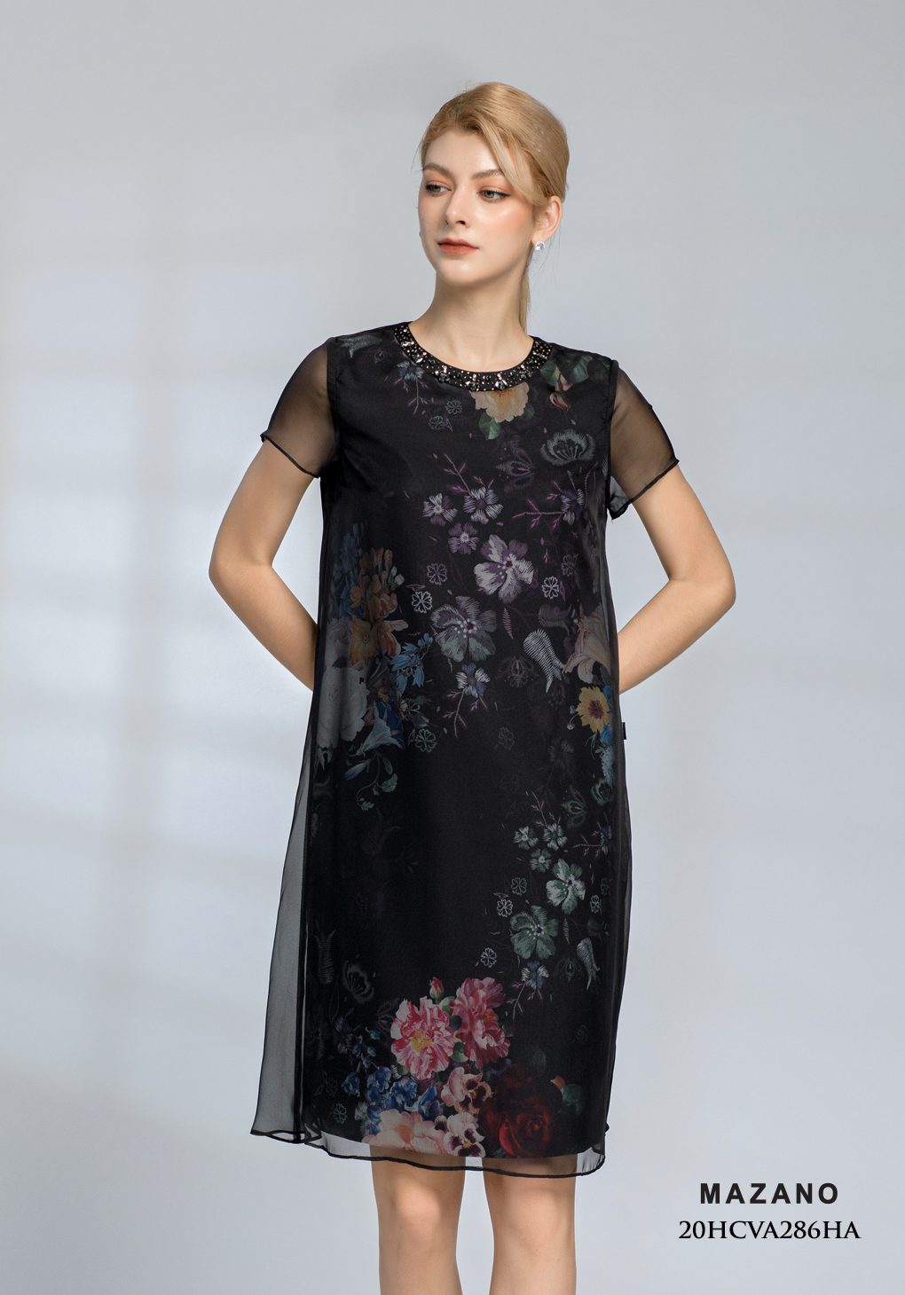 Đầm đen phủ họa tiết suông A đính hạt