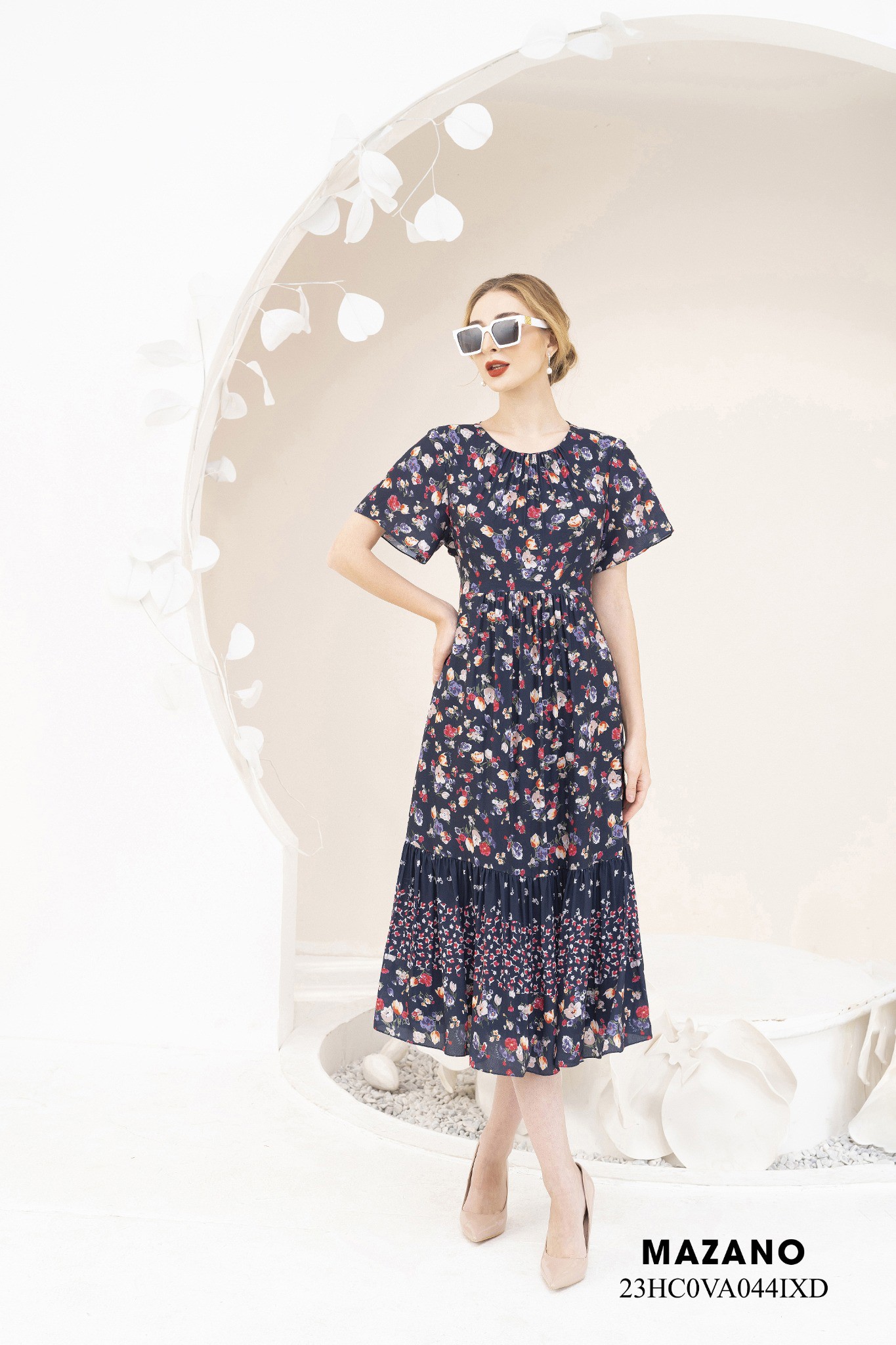 Váy Đầm Ôm Vải chiffon dày Họa tiết in trang trí bèo gấu Cổ tròn Tay ngắn Dài ngang bắp chân 23HC0VA044IXD