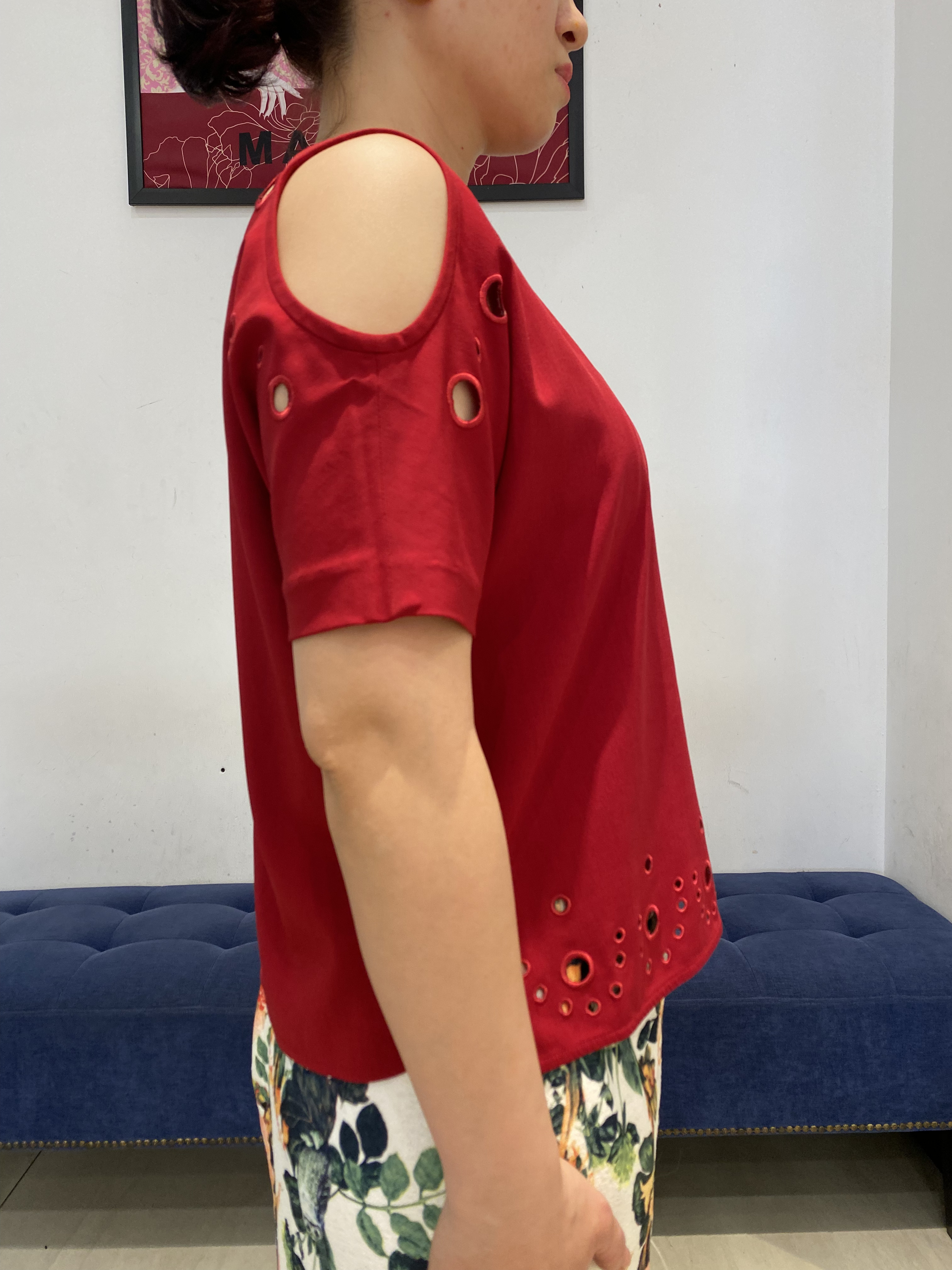 Áo sơ mi đỏ trễ vai họa tiết cách điệu