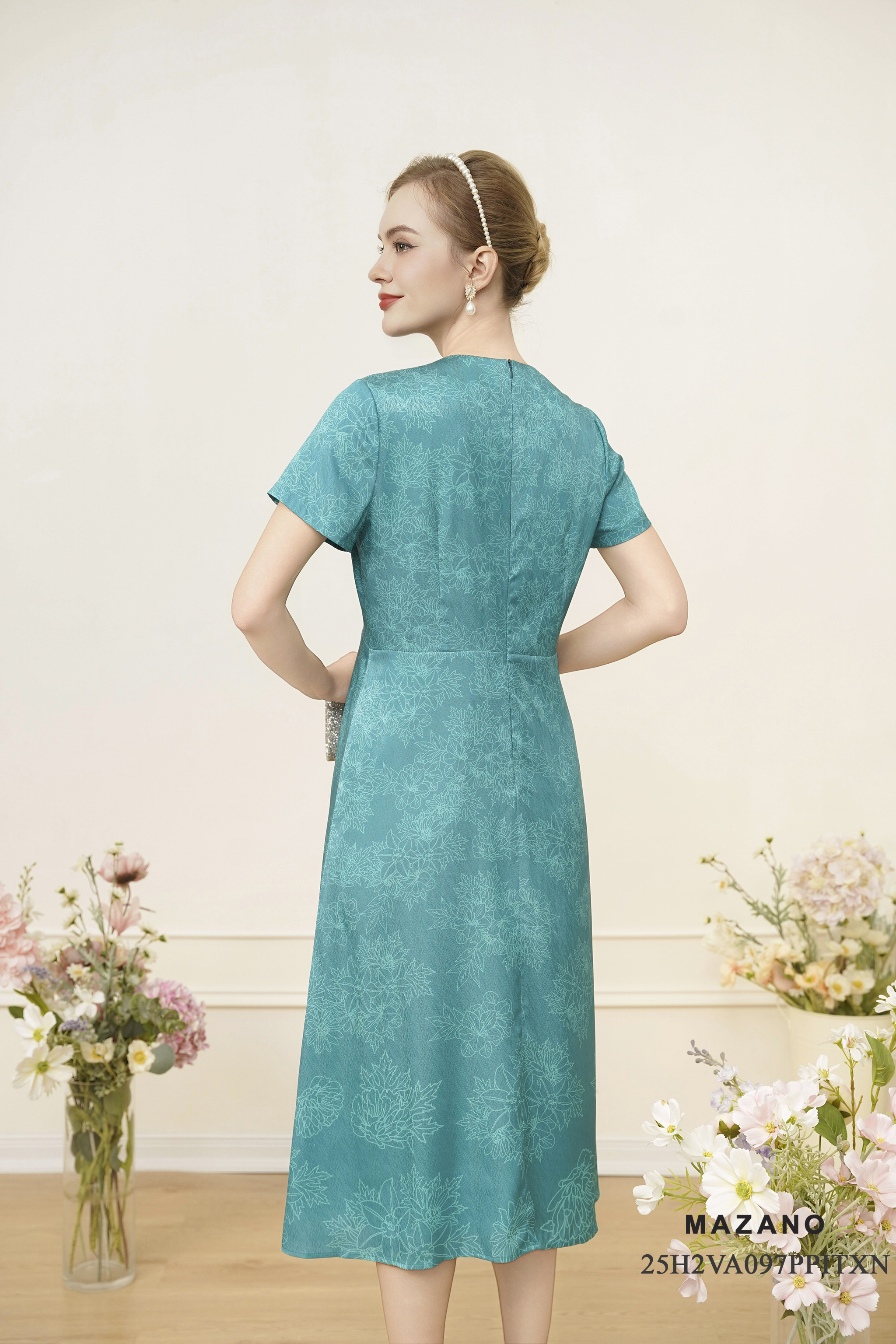 Váy Đầm Ôm Vải lụa vân chìm Hoạ tiết hoa chìm Cổ cách điệu Đính đá sang trọng Tay ngắn Dài qua bắp chân_thumbnail_4