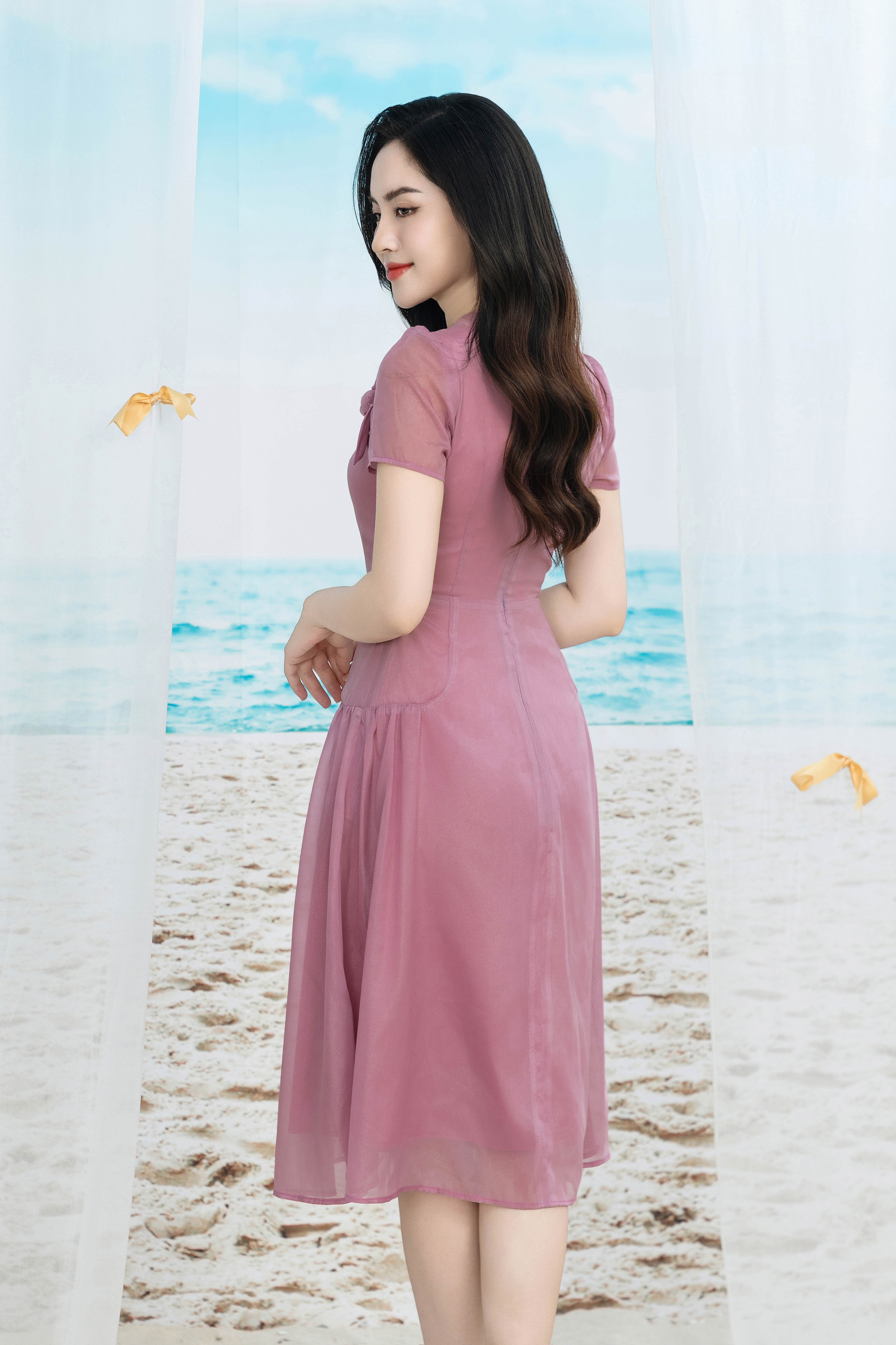 Đầm xoè hồng cổ vuông đính hoa