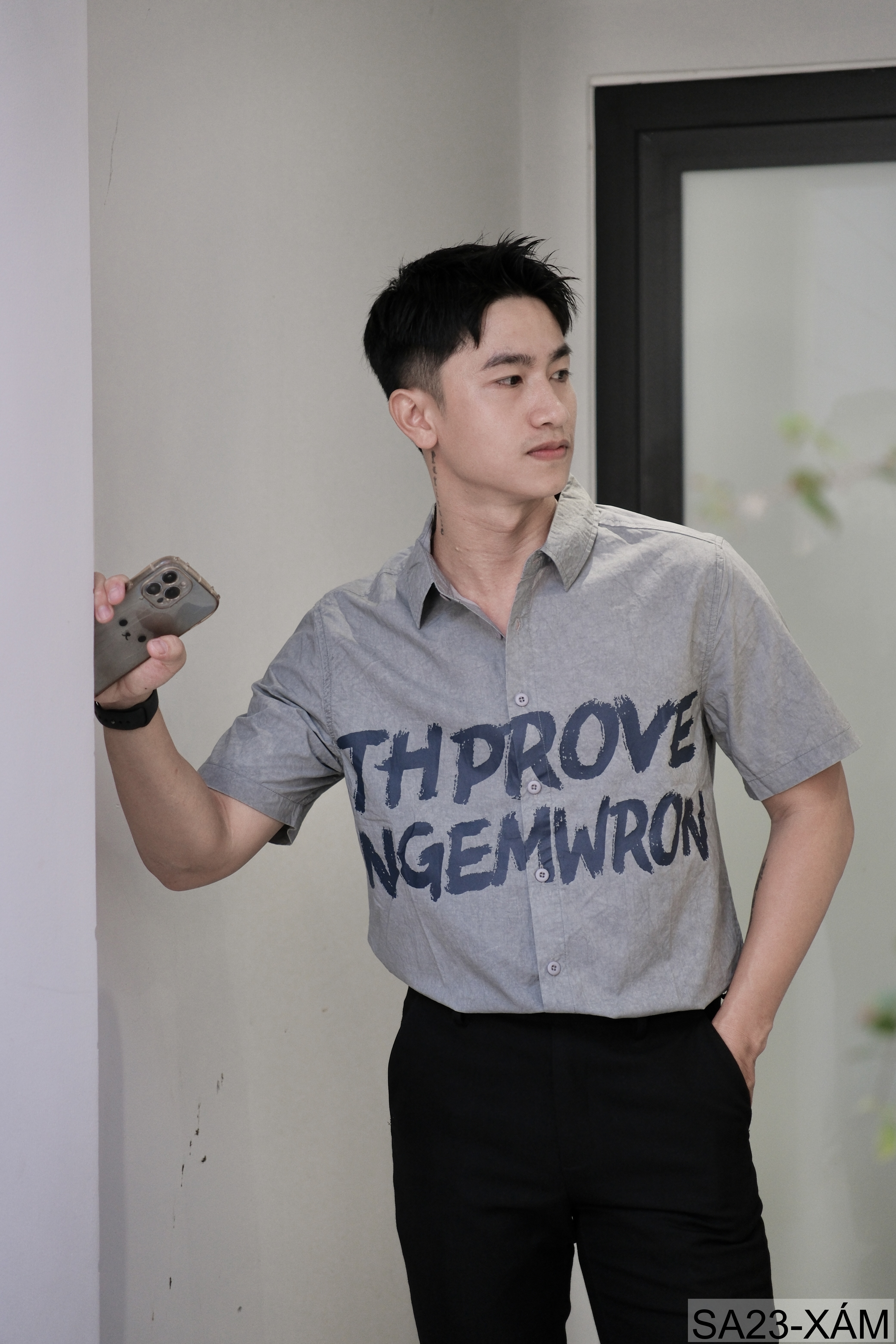 SA23 - Áo sơ mi nam tay ngắn cổ bẻ form rộng in chữ cá tính màu Khaki và Xám