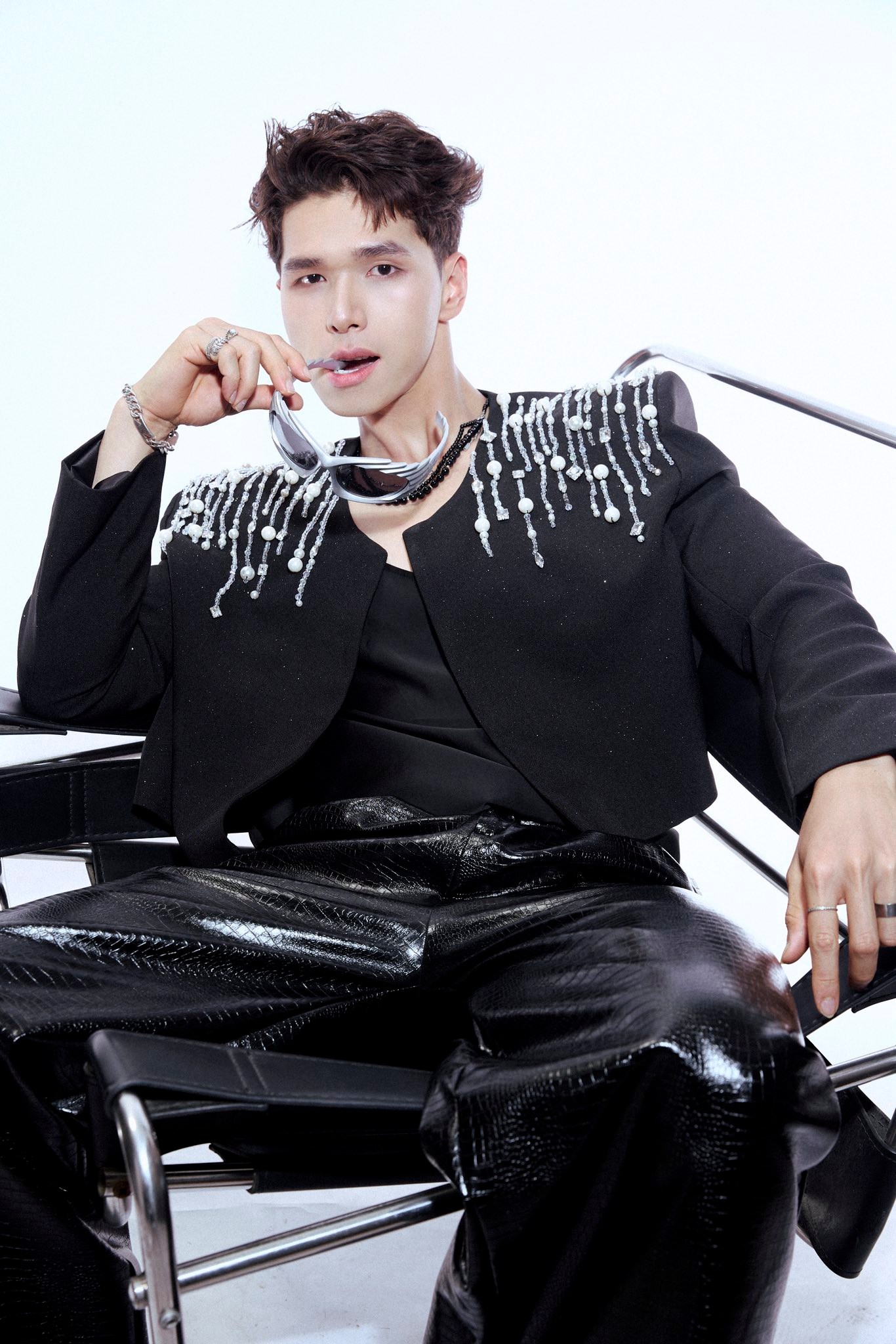 Suit đen đính pha lê – Phong cách & cá tính_thumbnail_2