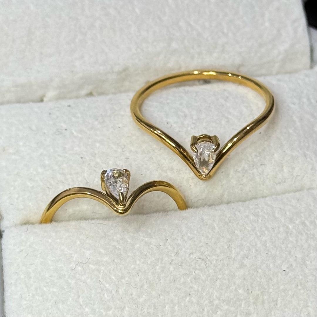 nhẫn kiểu mạ vàng chữ V kim cương trắng size 7_thumbnail_1