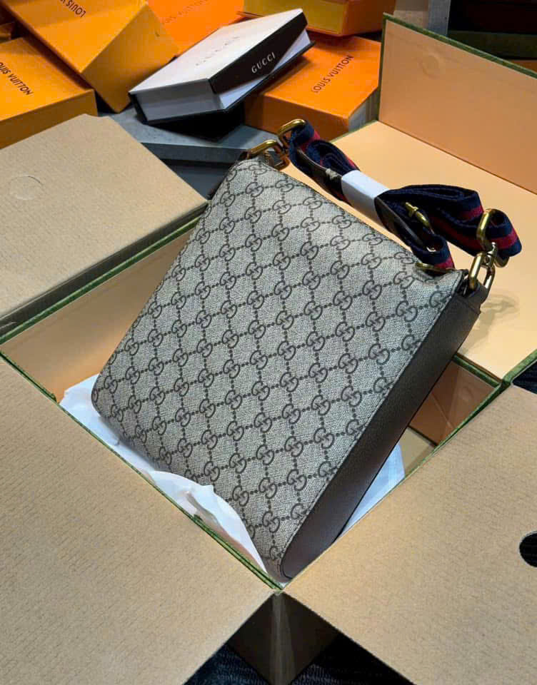 Túi đeo chéo Gucci GG Supreme chữ màu hồng_thumbnail_1