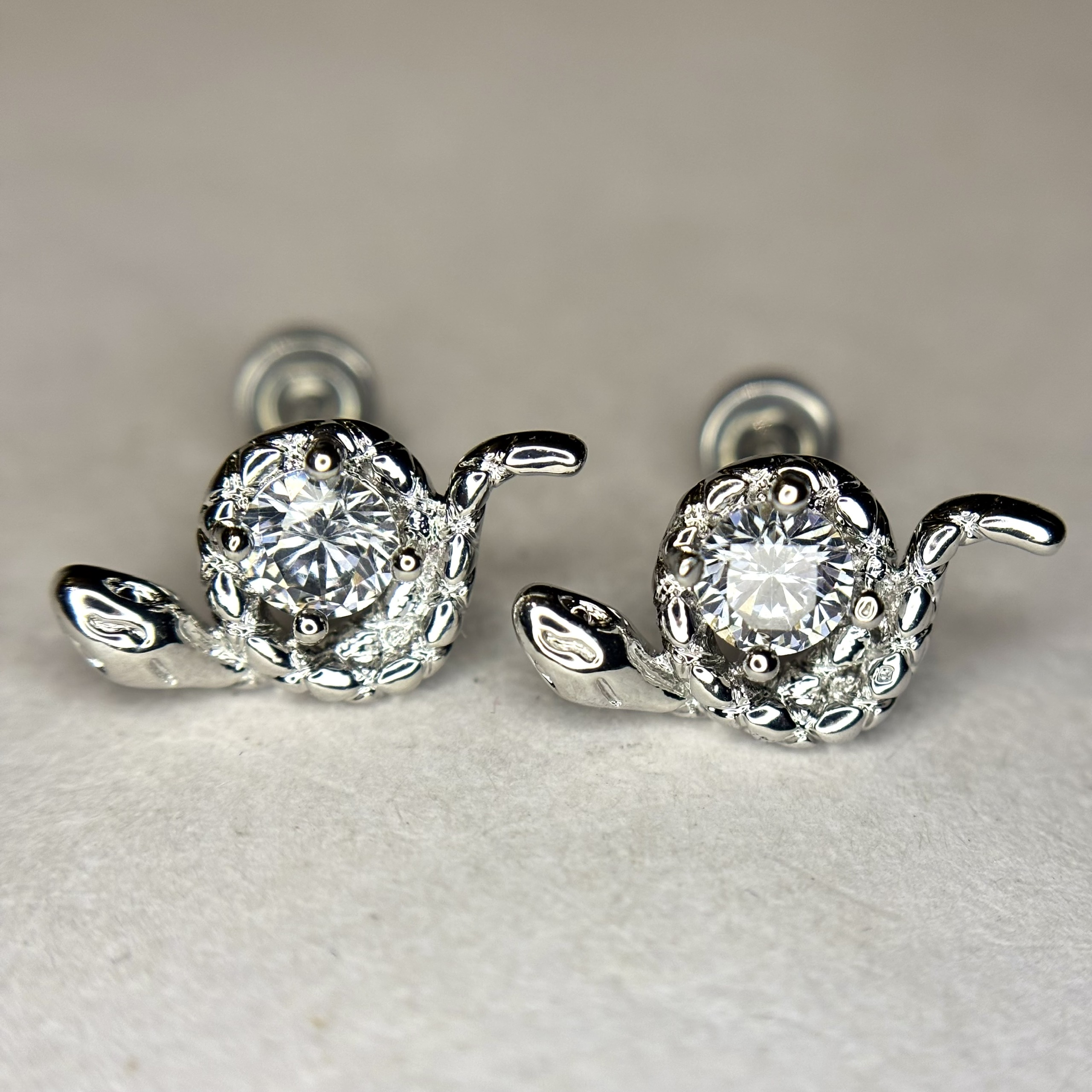 Khuyên kiểu rắn ôm đá trắng bi vặn