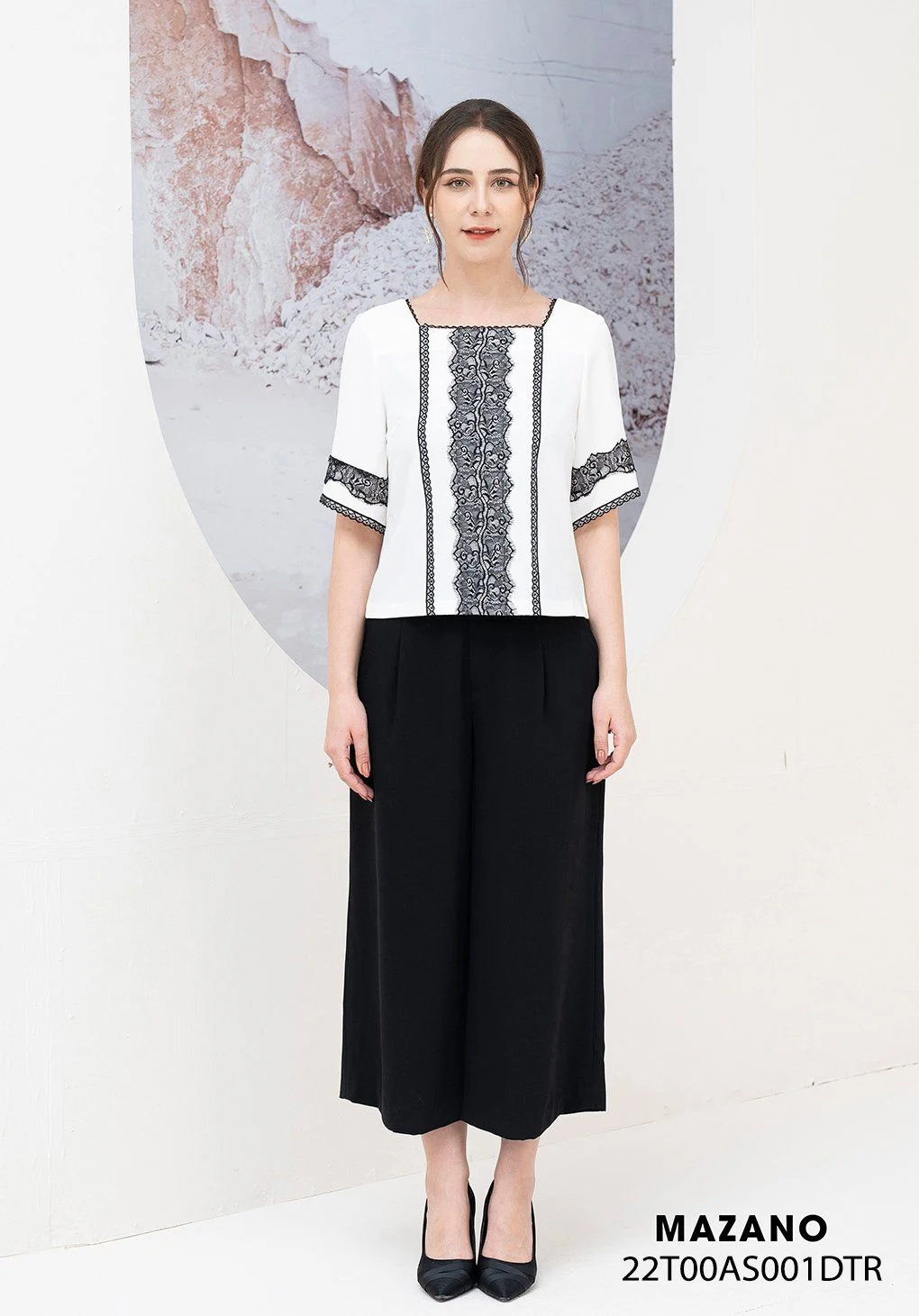 Áo top trắng suông đắp ren cổ thuyền