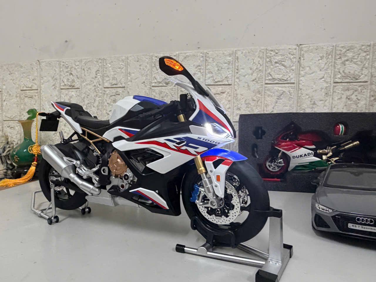 MH BMW S1000RR 1:6_thumbnail_1