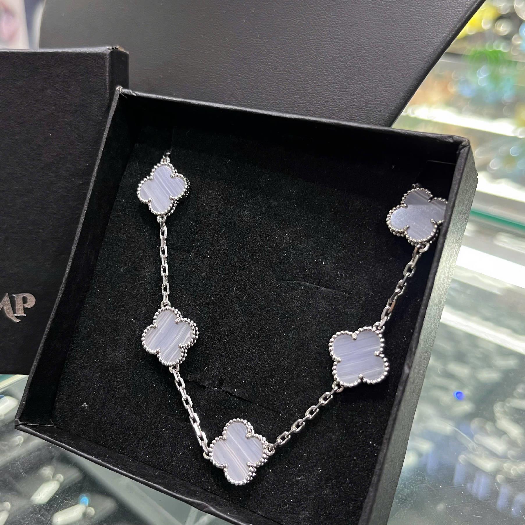 vòng tay titan mạ vàng trắng vancleef to xanh tím