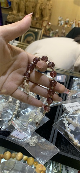 Vòng Mân Côi đá TA tóc đỏ tự nhiên mix charm bạc