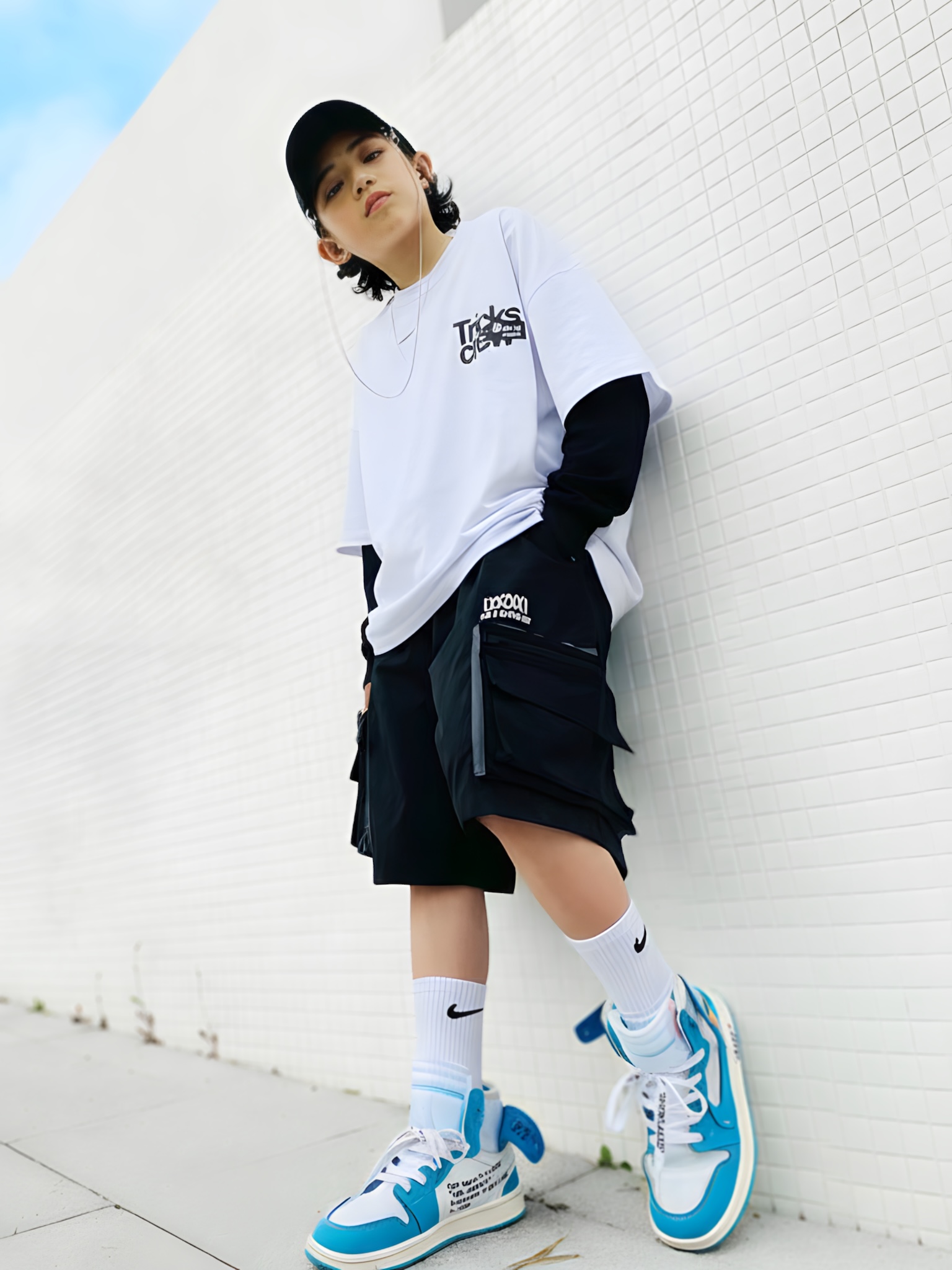 Áo phông dài tay trắng lồng tay đen in hình