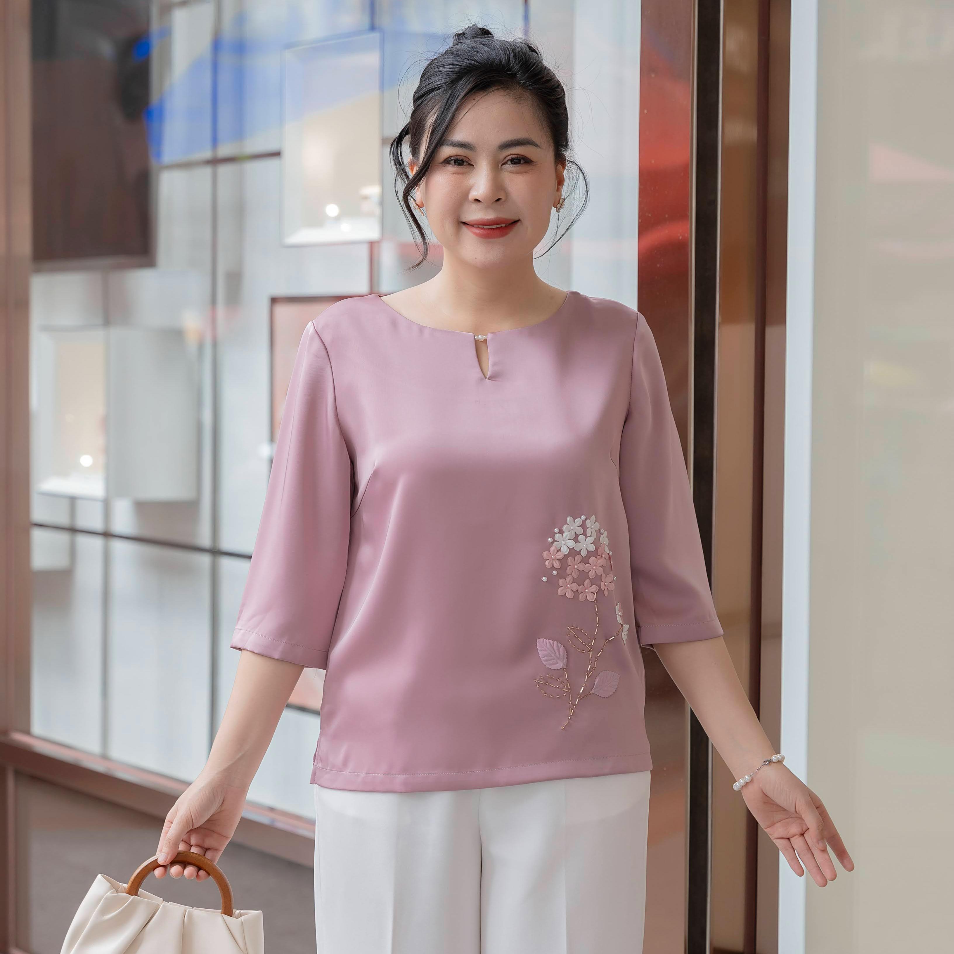 GUMOM - Áo Kiểu Trung Niên U50 U60 Cao Cấp Cổ Tròn Tay Lỡ Thêu Hoa Đính Nút Sang Trọng Cho Nữ - Women Nhung Kem Xanh Nho Tua Rua Top Voi