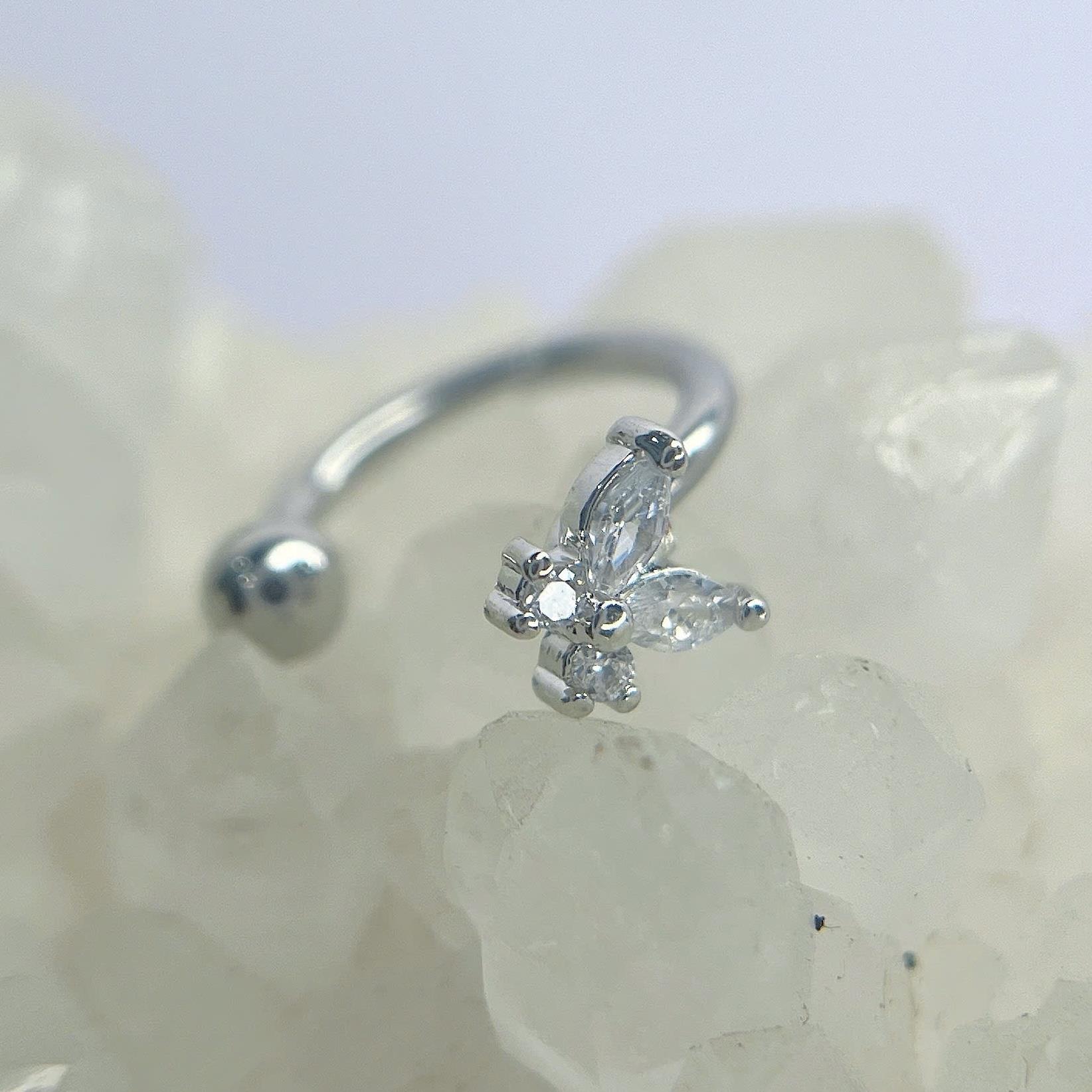 septum kiểu con bướm kim cương nhỏ.