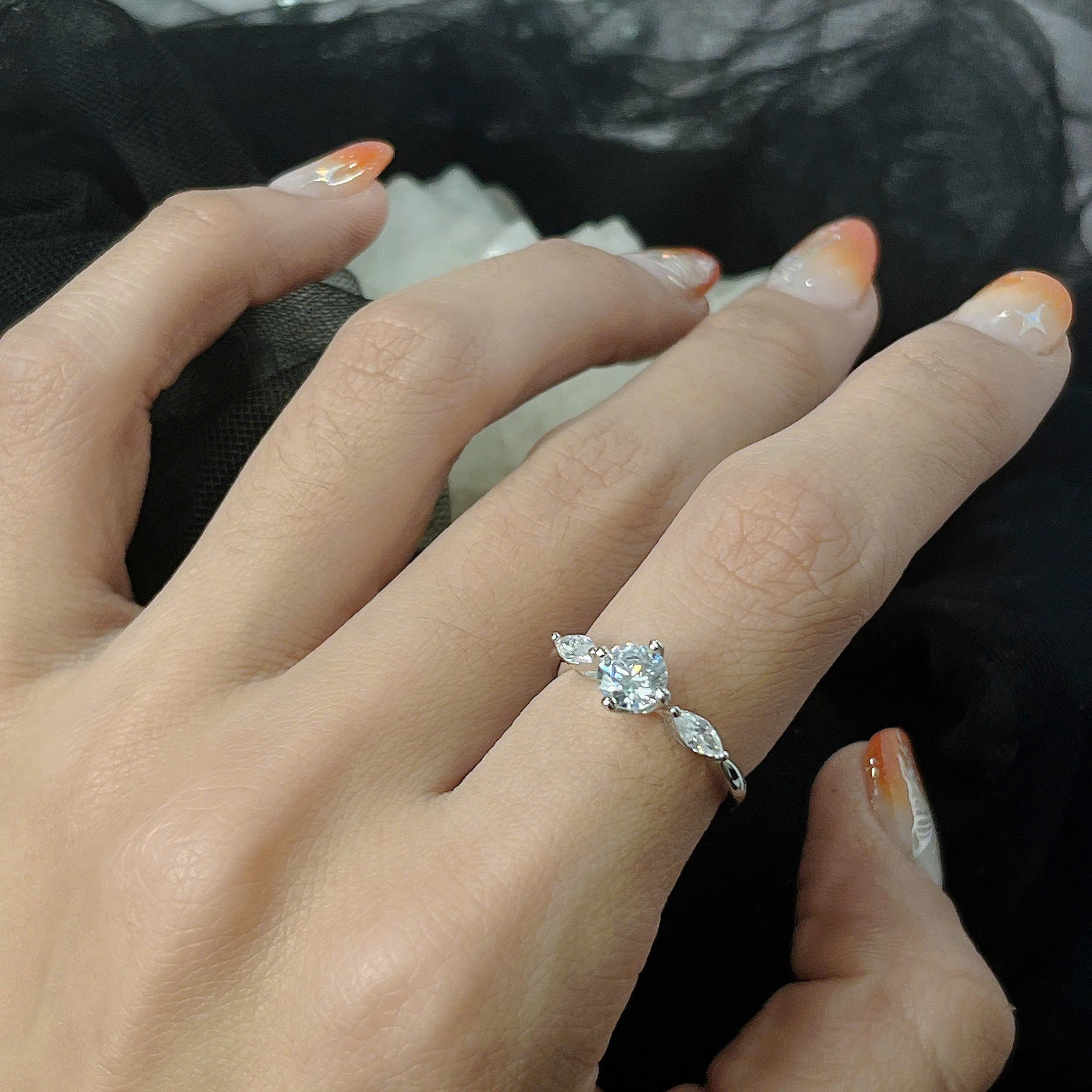 Nhẫn bạc 3 đá size 6_thumbnail_1