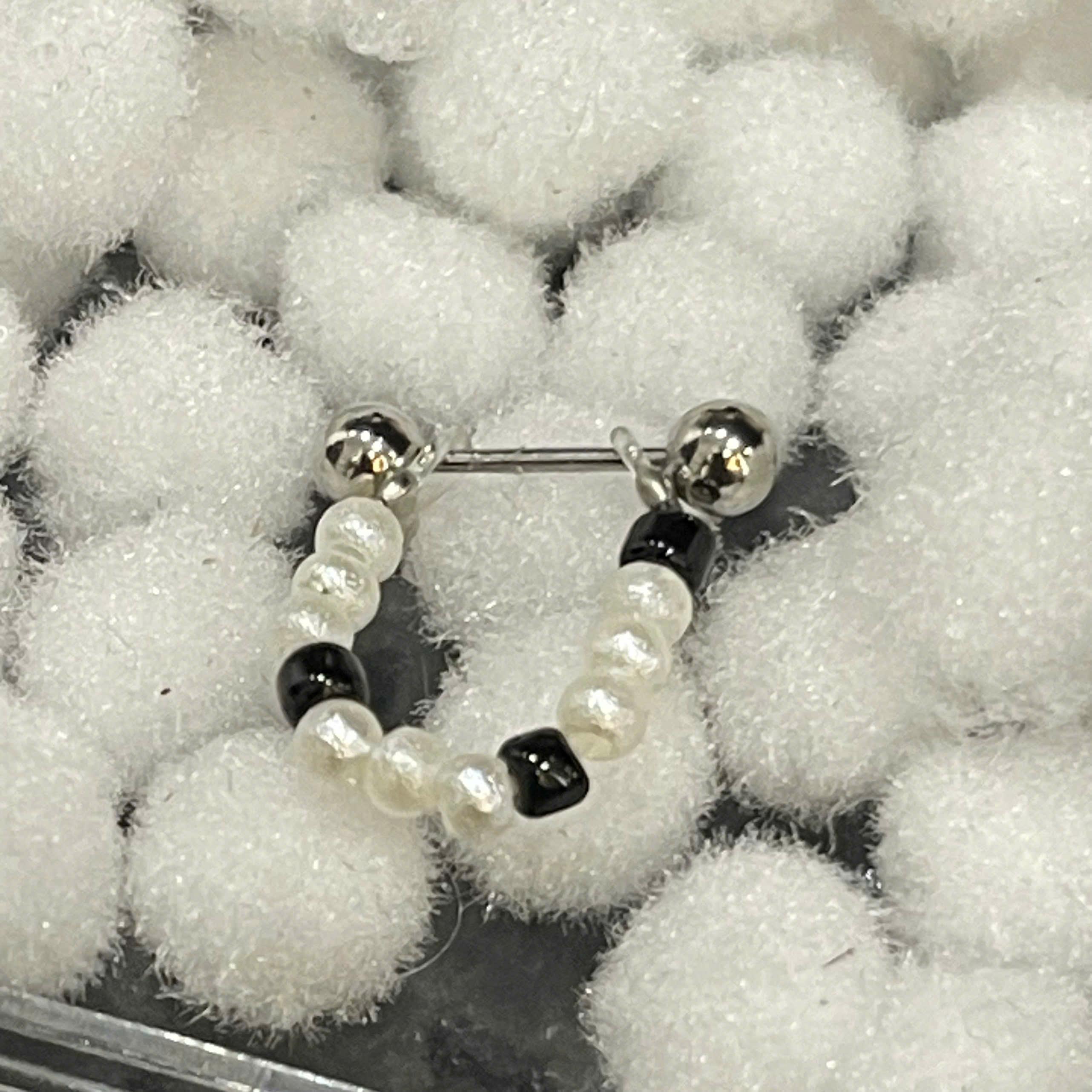 khuyên kiểu hạt cườm nhựa đen trắng ngọc trai.