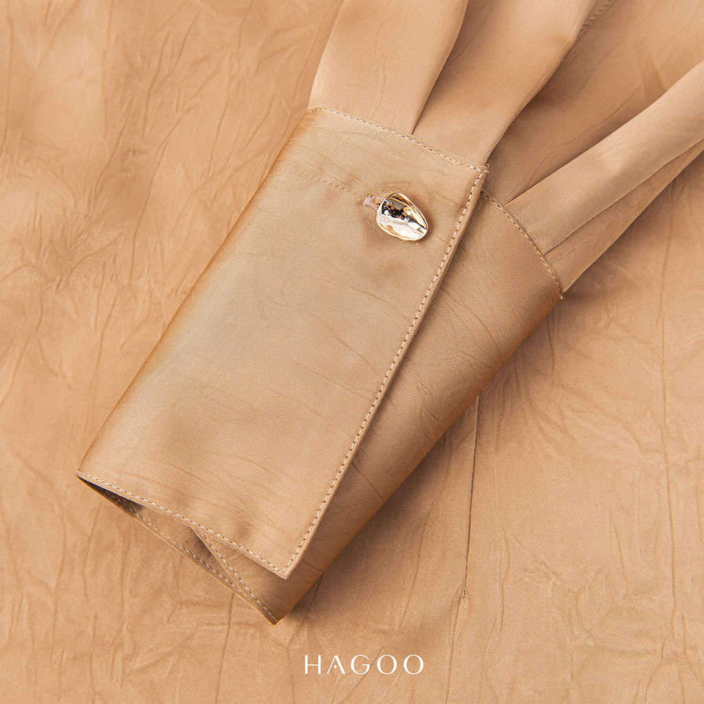 Áo sơ mi lụa cúc trang trí là kiểu thiết kế giúp người mặc cảm thấy tự tin với chính mình