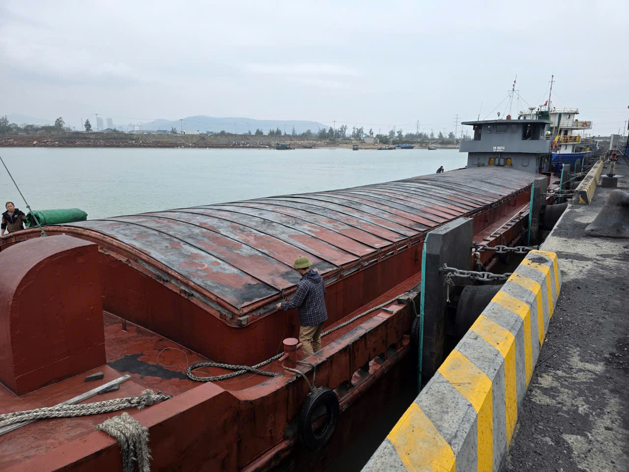 Dịch vụ xếp dỡ, chuyền tải, giao nhận và cân hàng