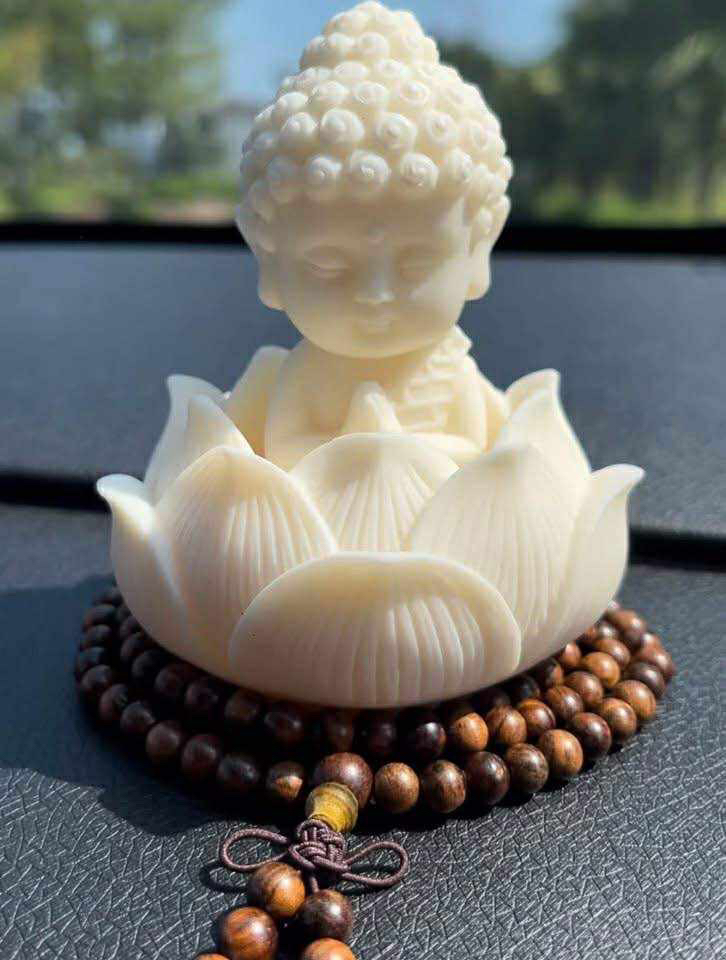 Tượng Phật Ngồi Đài Sen Trắng