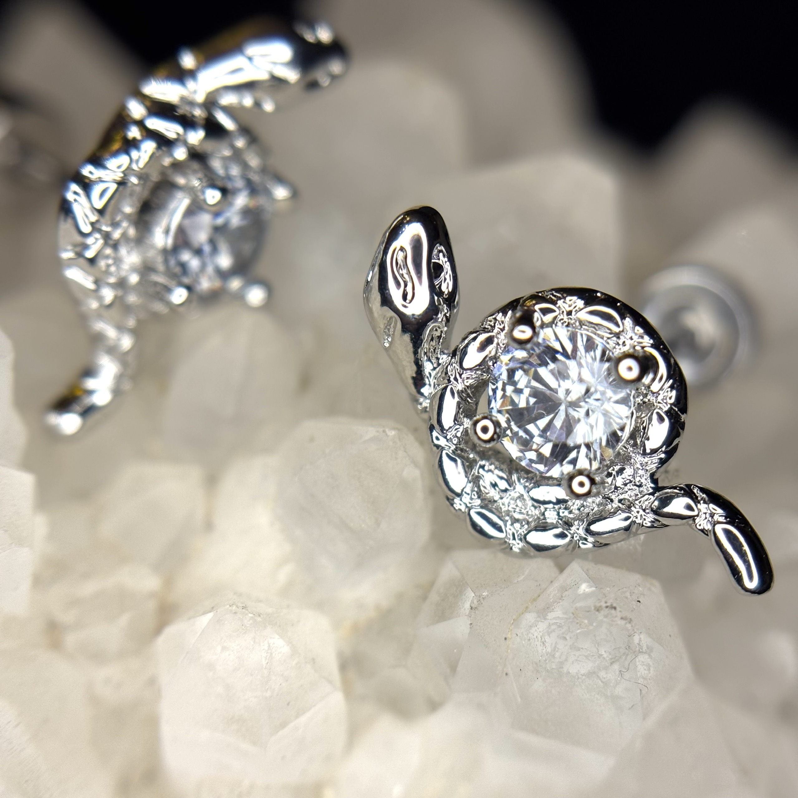 Khuyên kiểu rắn ôm đá trắng bi vặn_thumbnail_3