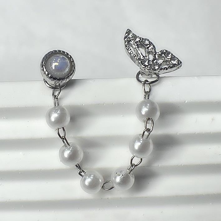 khuyên kiểu xích ngọc đá opal trắng và nữa cánh bướm sang chảnh.