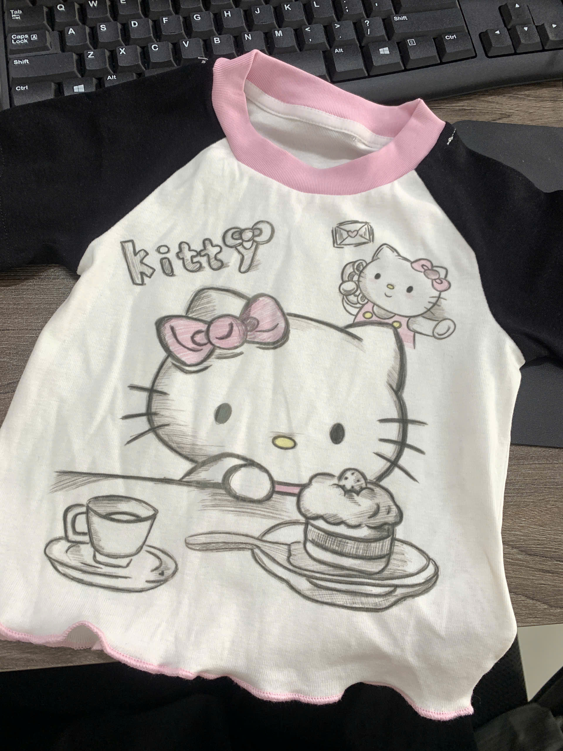 (A125) Áo  cộc tay cổ viền hồng 2 tay đen hình kitty