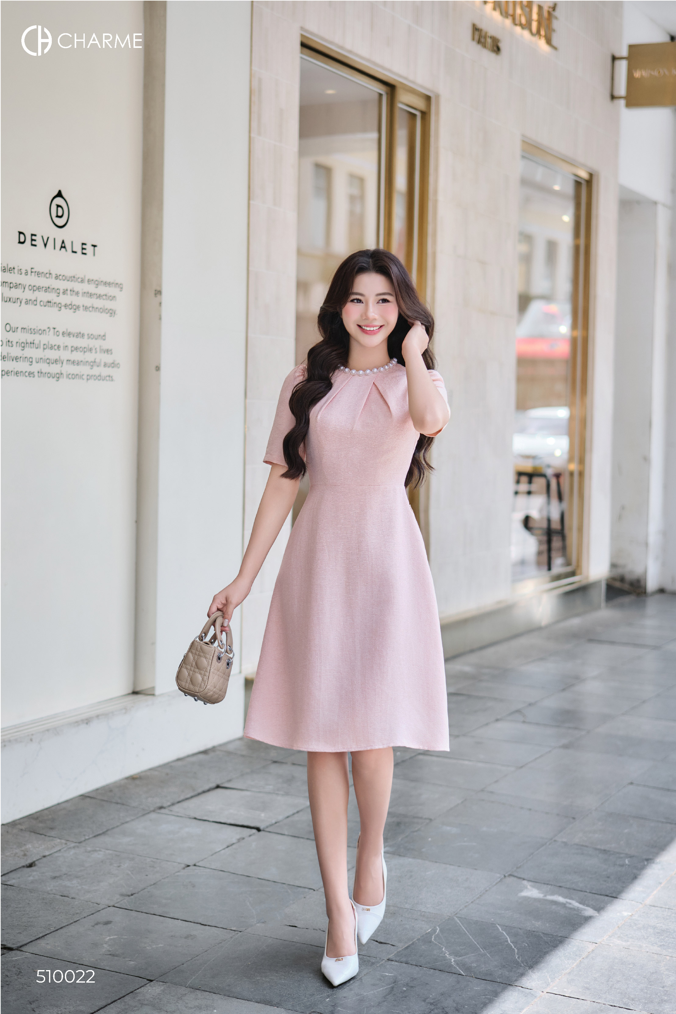 Váy cổ đính ngọc trai xếp li áo