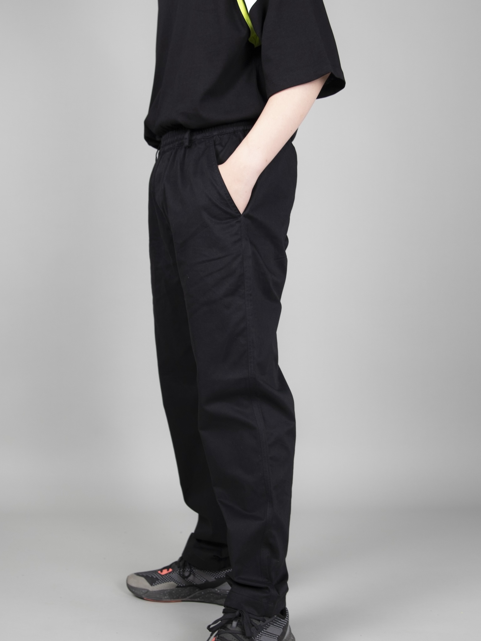 Quần kaki đen túi chéo ống xuông