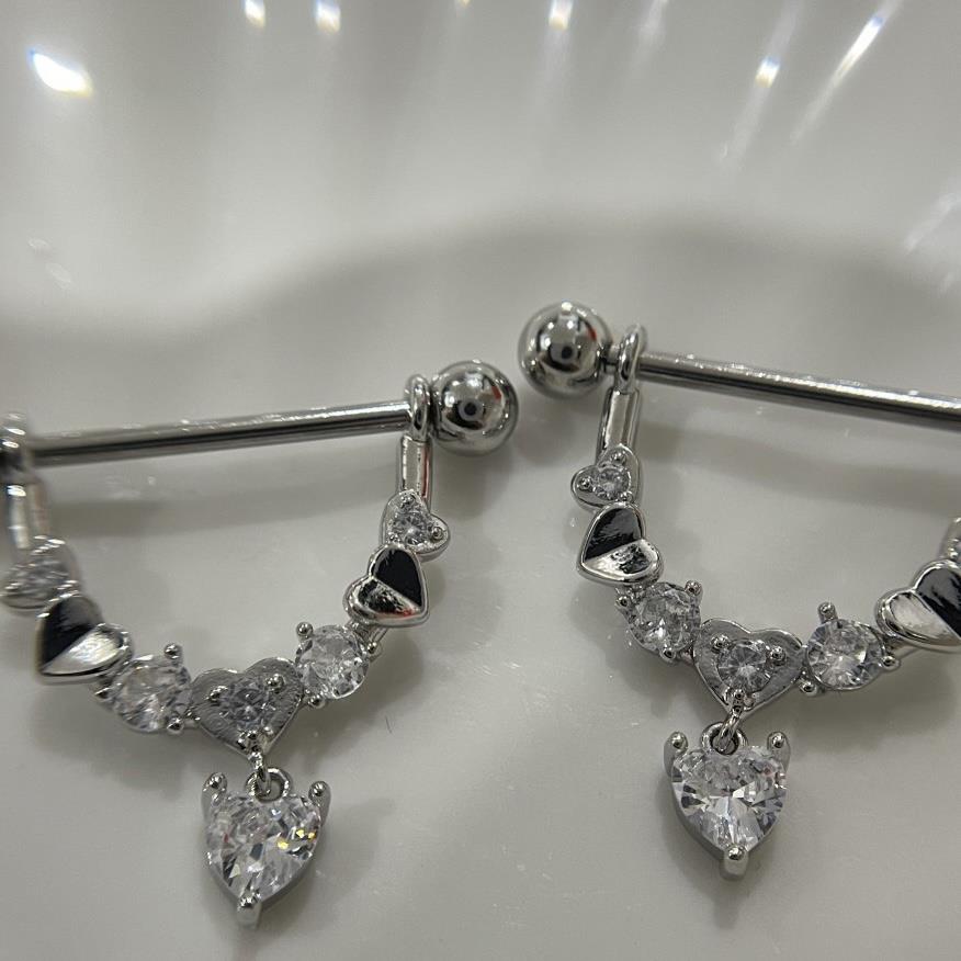 khuyên ti trái tim nữa bạc nữa kim cương đính trái tim rơi vòng cung.