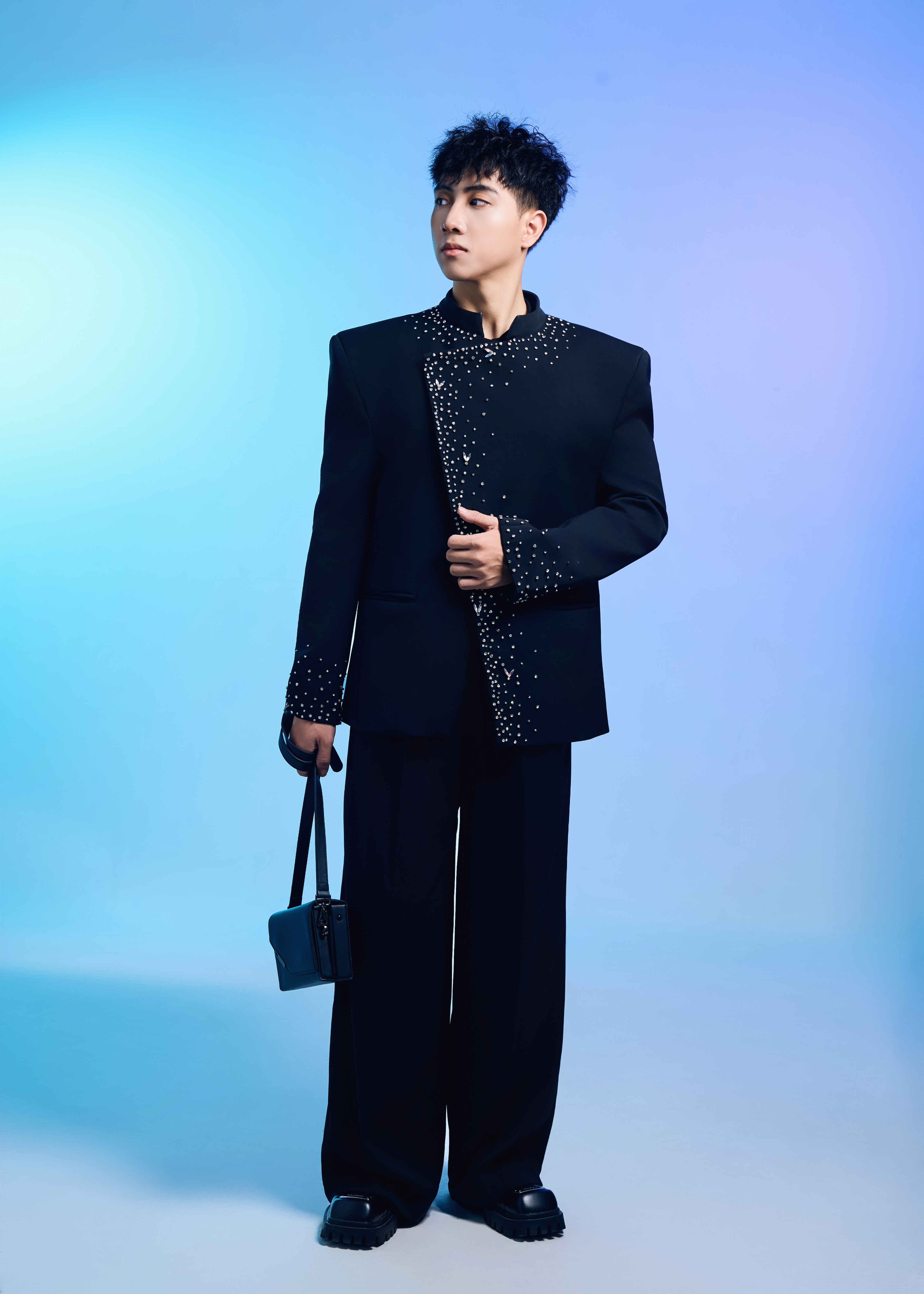 Vest đen đính pha lê cao cấp – Phong cách sang trọng và quyền lực_thumbnail_3