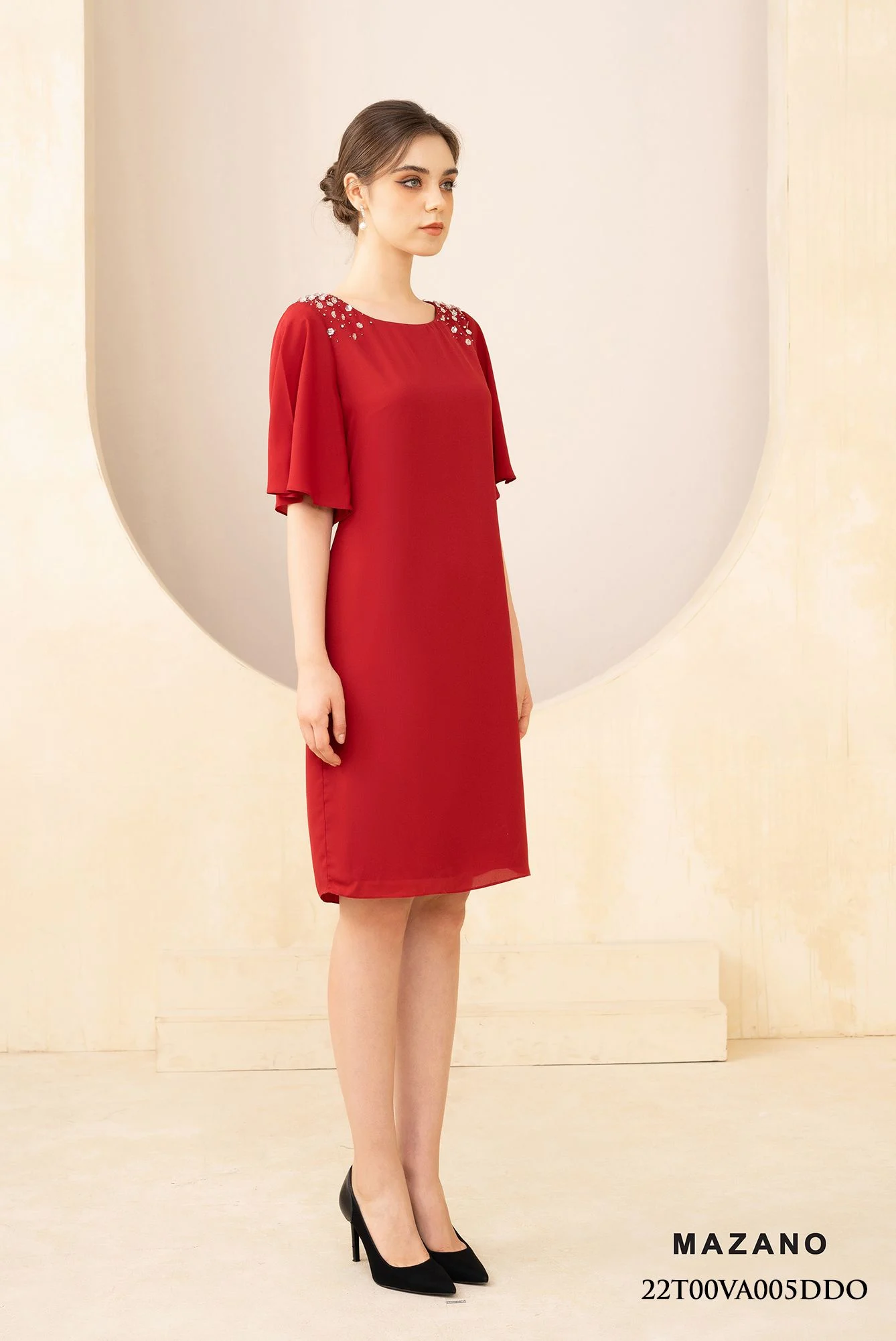 Đầm suông đỏ tay rủ vai đính đá