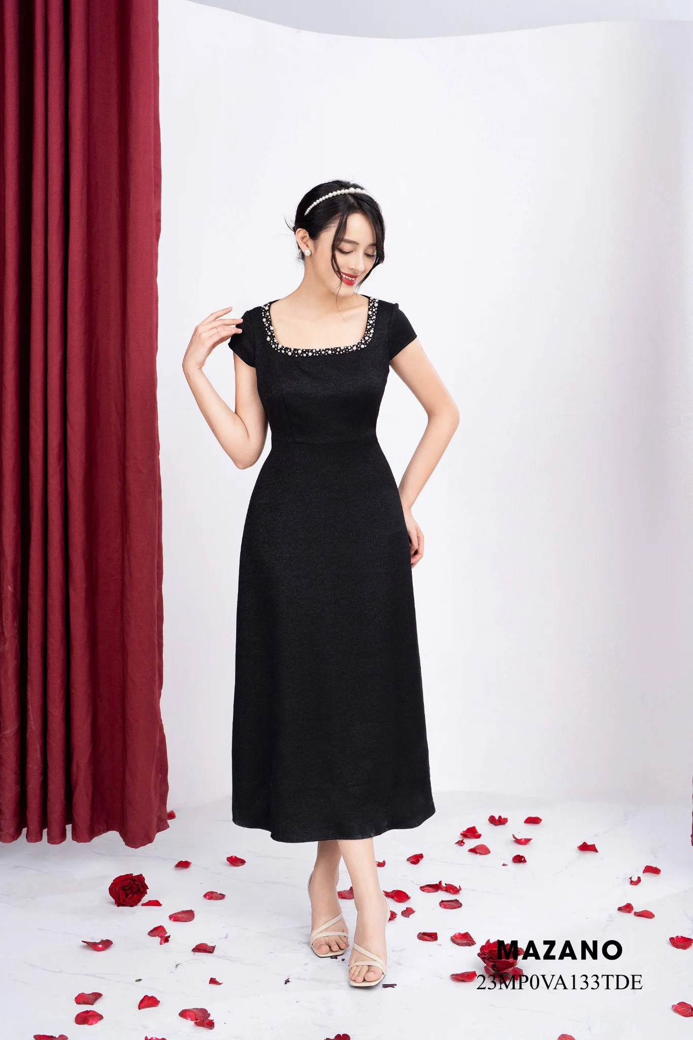 Đầm đen ôm chân rủ dài cổ U đính trang trí