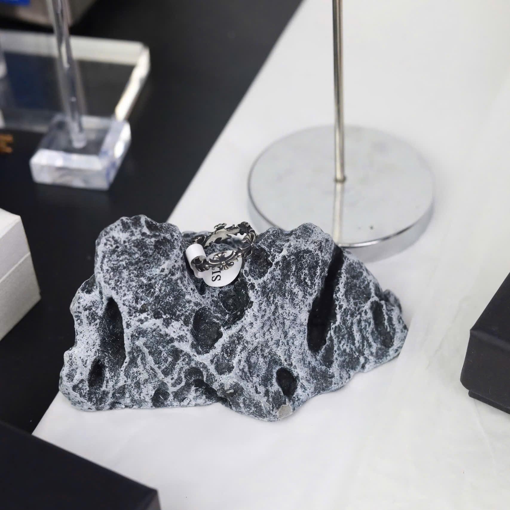 Nhẫn titan chrome heart hoạ tiết hoa Iris_thumbnail_1