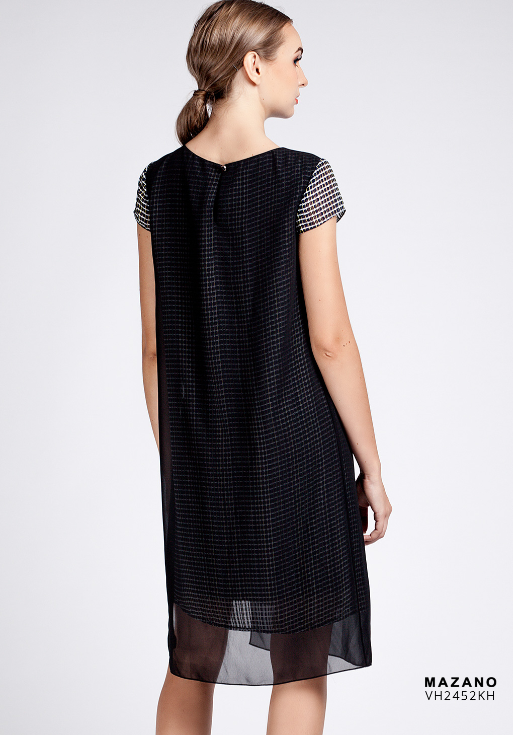 Váy đen phủ họa tiết kẻ