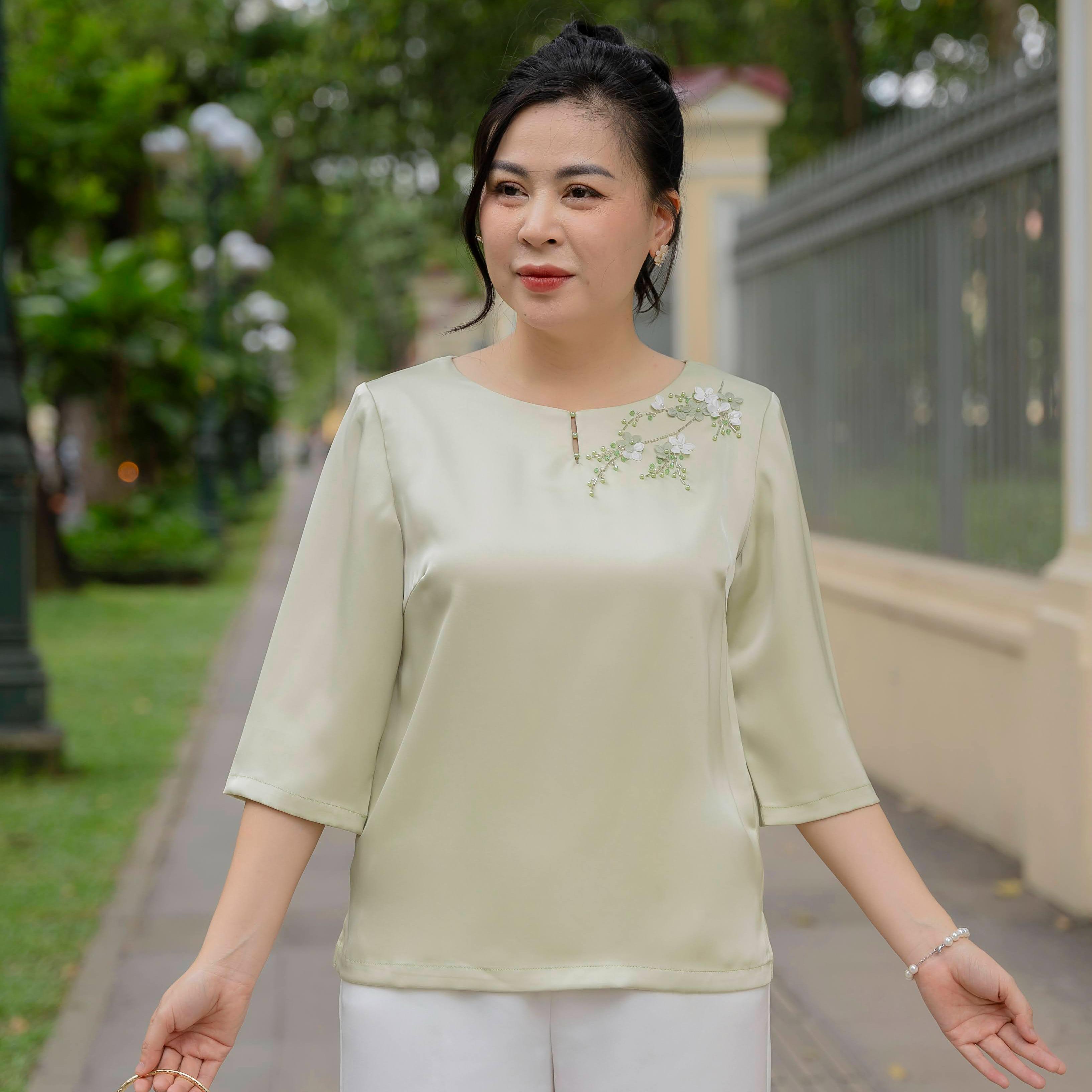 GUMOM - Áo Kiểu Trung Niên U50 U60 Cao Cấp Cổ Tròn Tay Lỡ Thêu Hoa Đính kết hoa và pha lê thủ công Sang Trọng Cho Nữ - Women Nhung Kem Xanh Nho Tua Rua Top Voi_thumbnail_8