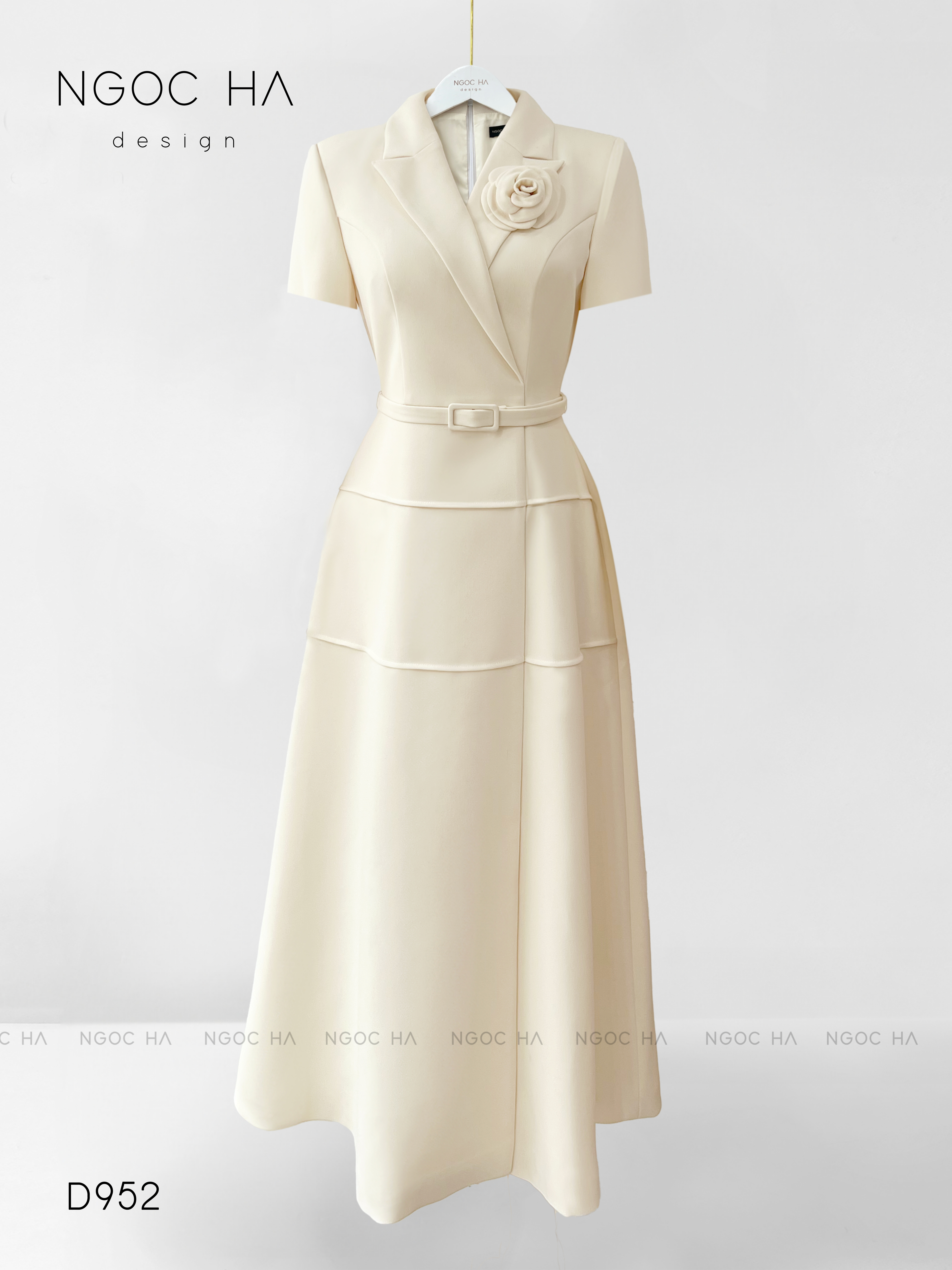 Louisa Dress_ Đầm Cổ Vest Cài Hoa Tùng May Gân Nổi Kèm Đai Màu Bee D952_thumbnail_6