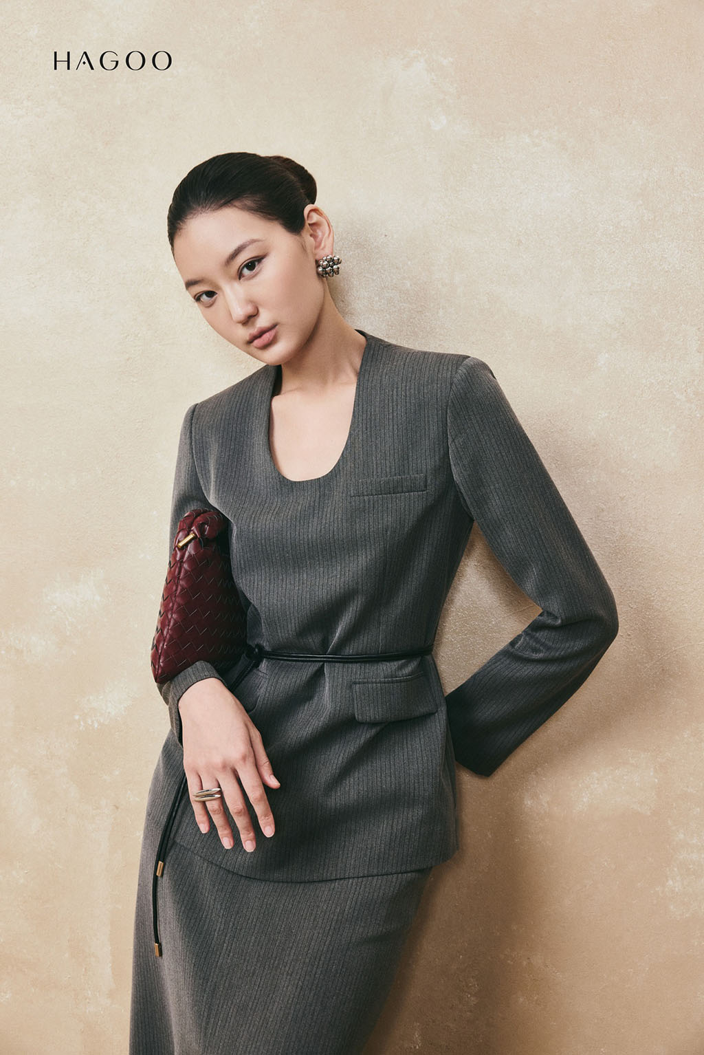 អាវដៃវែងរបស់ HAGOO U-neck រលុងជាមួយនឹងខោ និងហោប៉ៅ