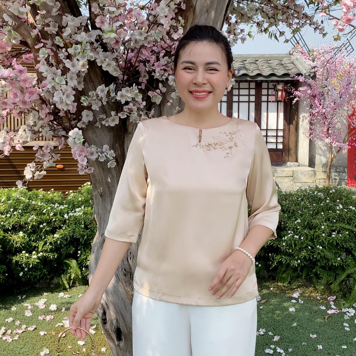 GUMOM - Áo Kiểu Trung Niên U50 U60 Cao Cấp Cổ Tròn Tay Lỡ Thêu Hoa Đính kết hoa và pha lê thủ công Sang Trọng Cho Nữ - Women Nhung Kem Xanh Nho Tua Rua Top Voi_thumbnail_10