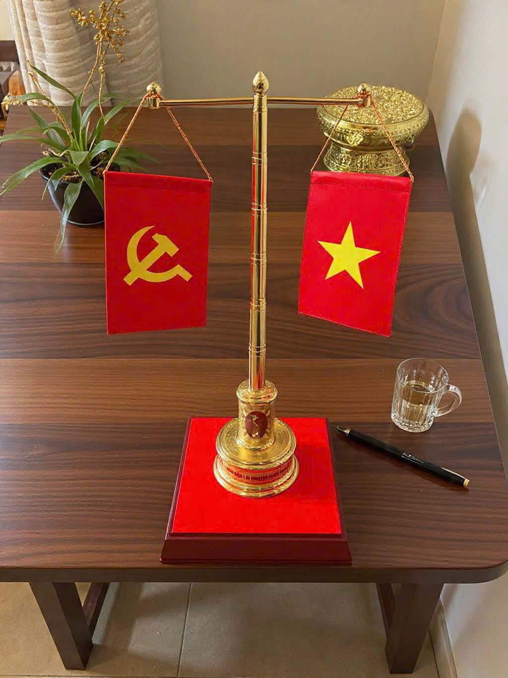 Cột cờ để bàn làm việc mạ vàng 24k_thumbnail_1