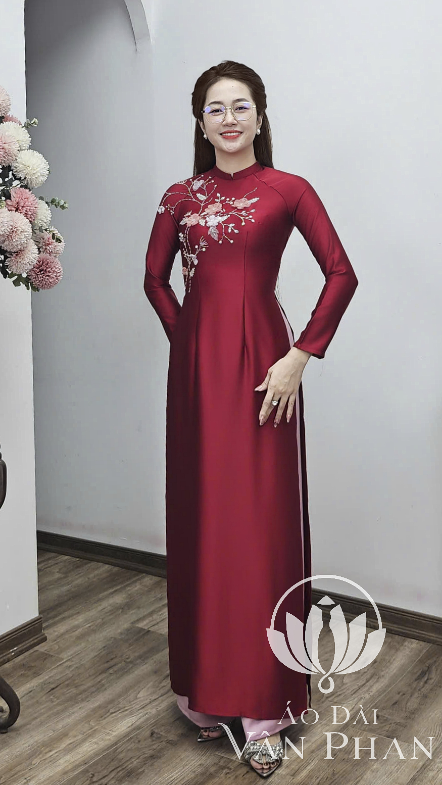 T467 áo dài cổ 2p tay dài lụa tô châu đỏ đô đính hoa_thumbnail_2
