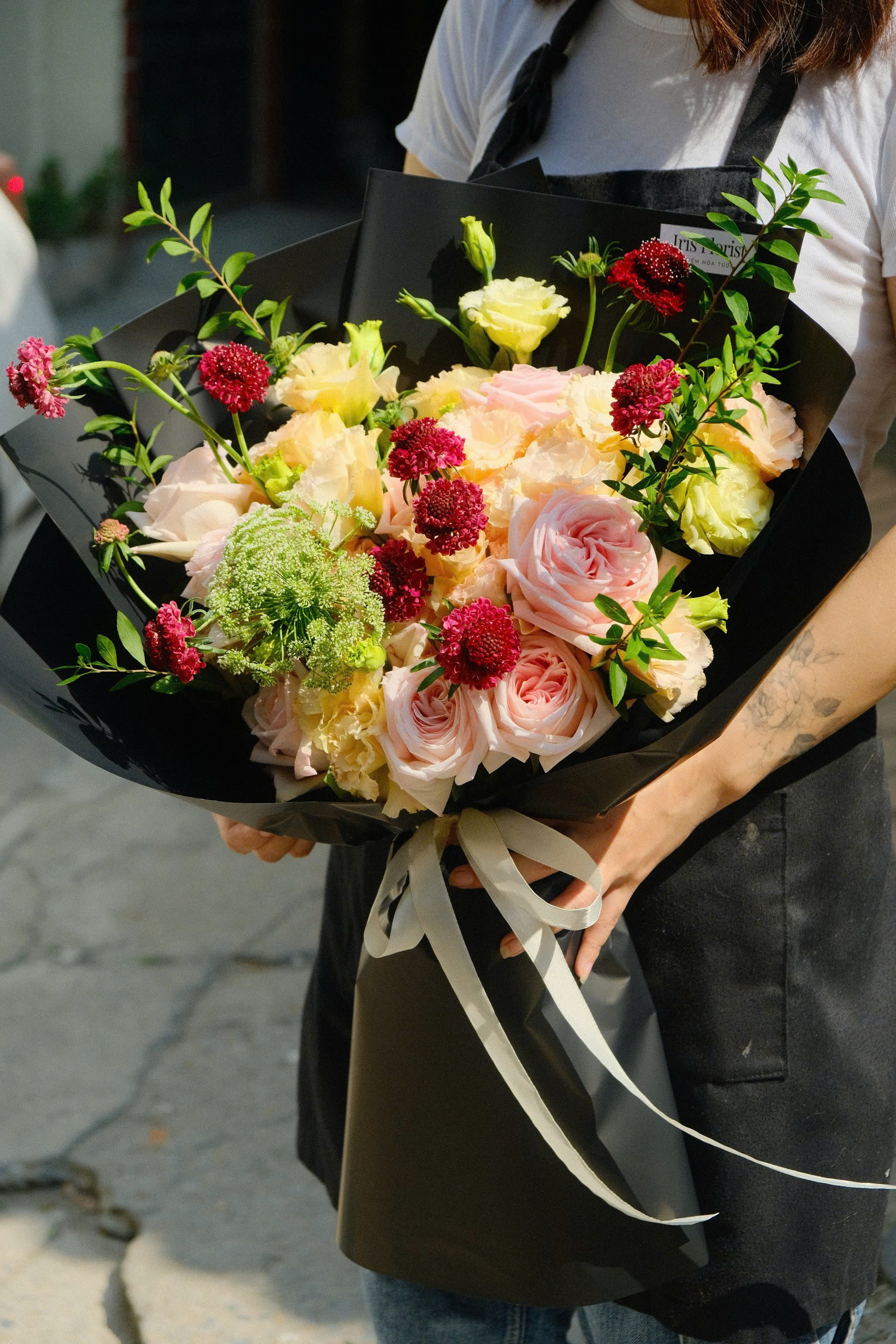 Bó hồng Ohara mix Lan tường kem - Giấy đen - Bó Size M_thumbnail_1