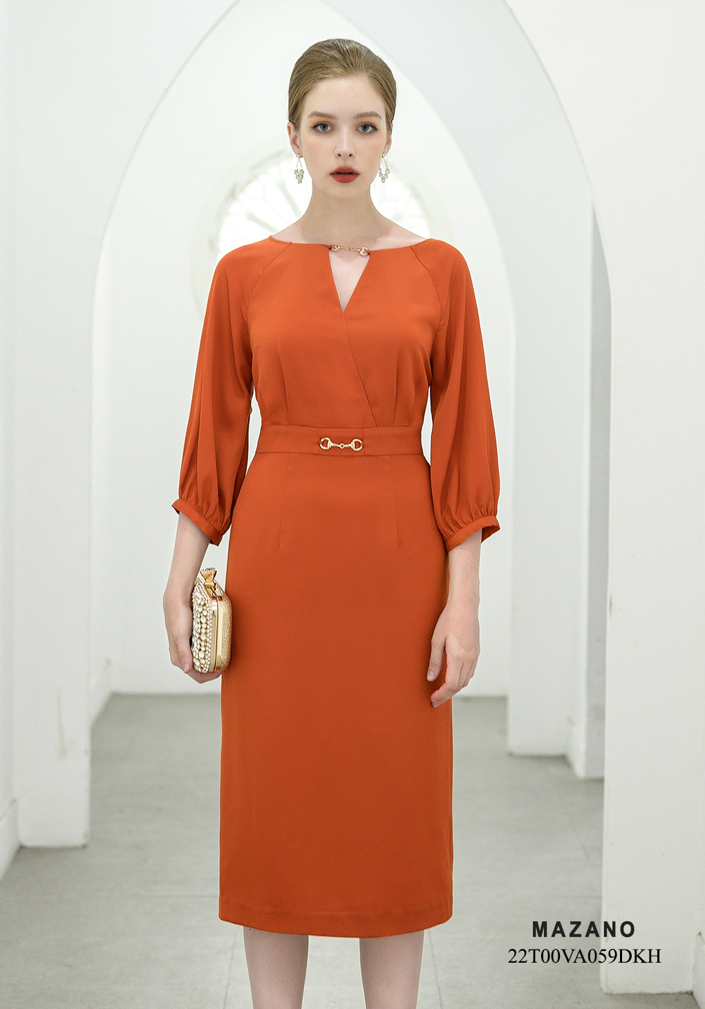 Đầm cam tay lỡ đắp vạt xẻ cổ cách điệu