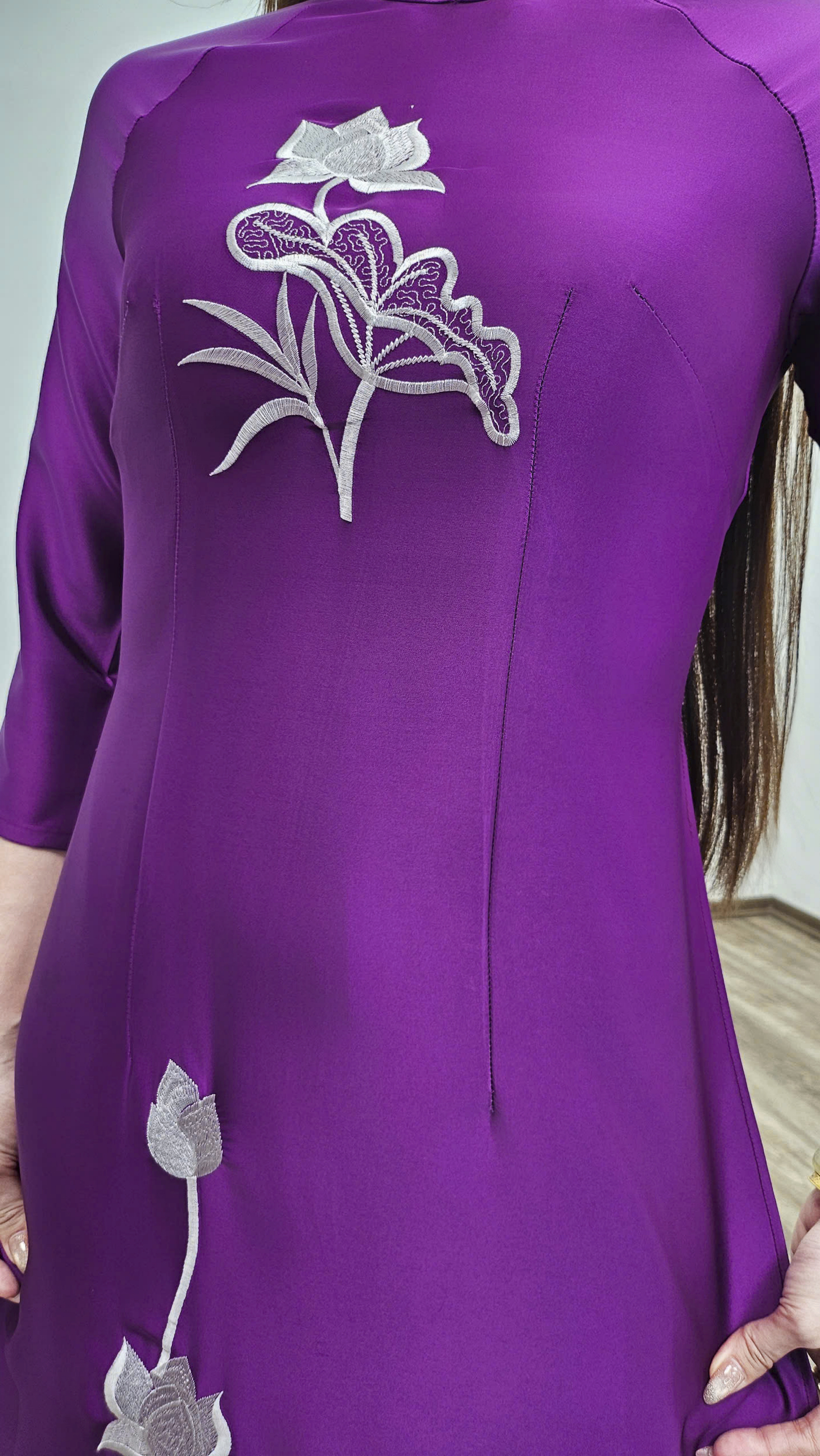 T459 áo dài cổ 2p tay lỡ lụa tô châu tím Cẩm thêu sen trắng_thumbnail_2