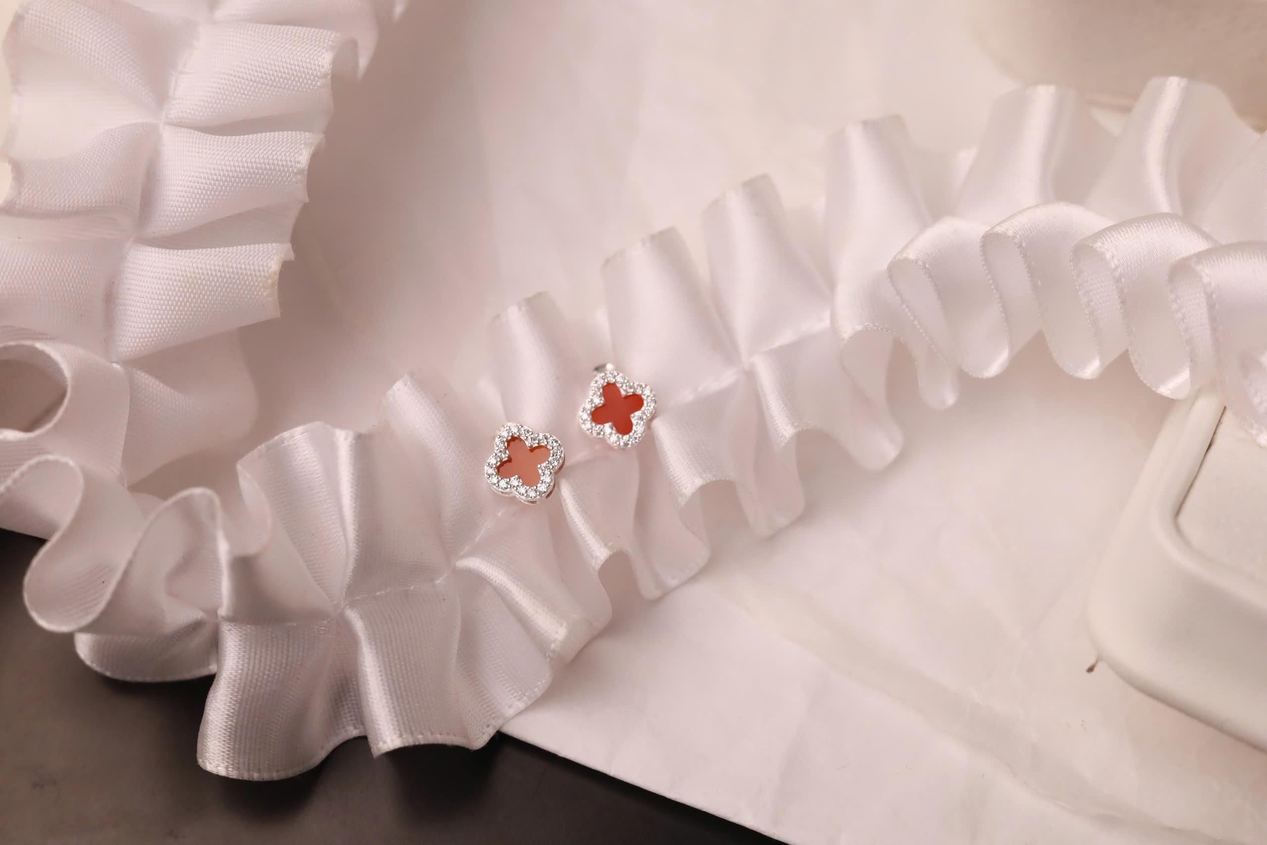 Khuyên kiểu bạc cỏ 4 lá xà cừ đỏ viền đá xi bạch kim_thumbnail_1