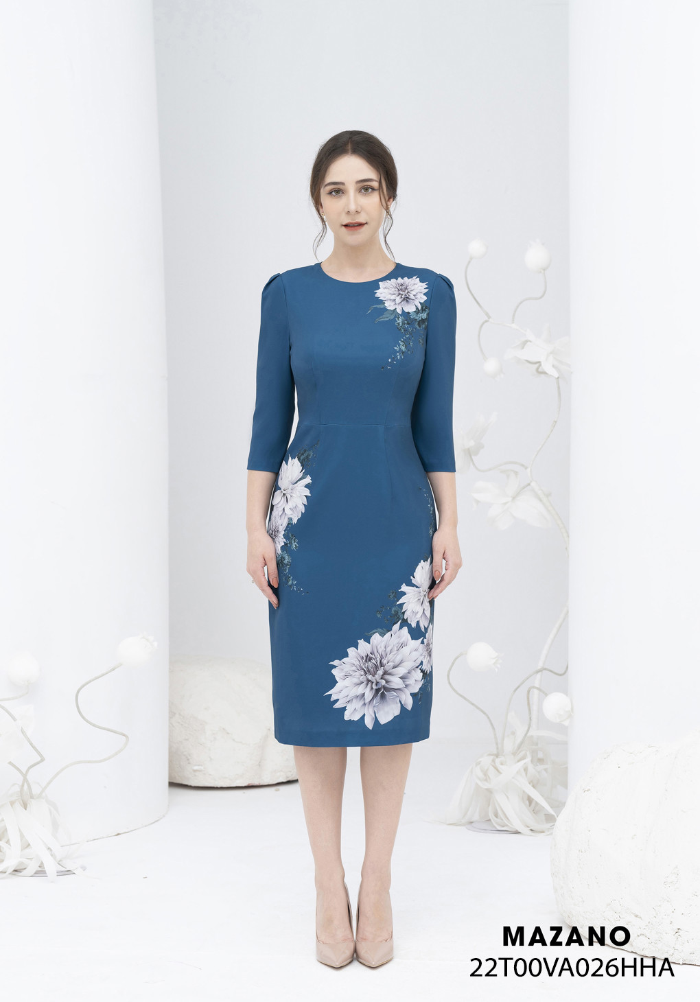 Đầm xanh ôm vừa in họa tiết hoa bố cục