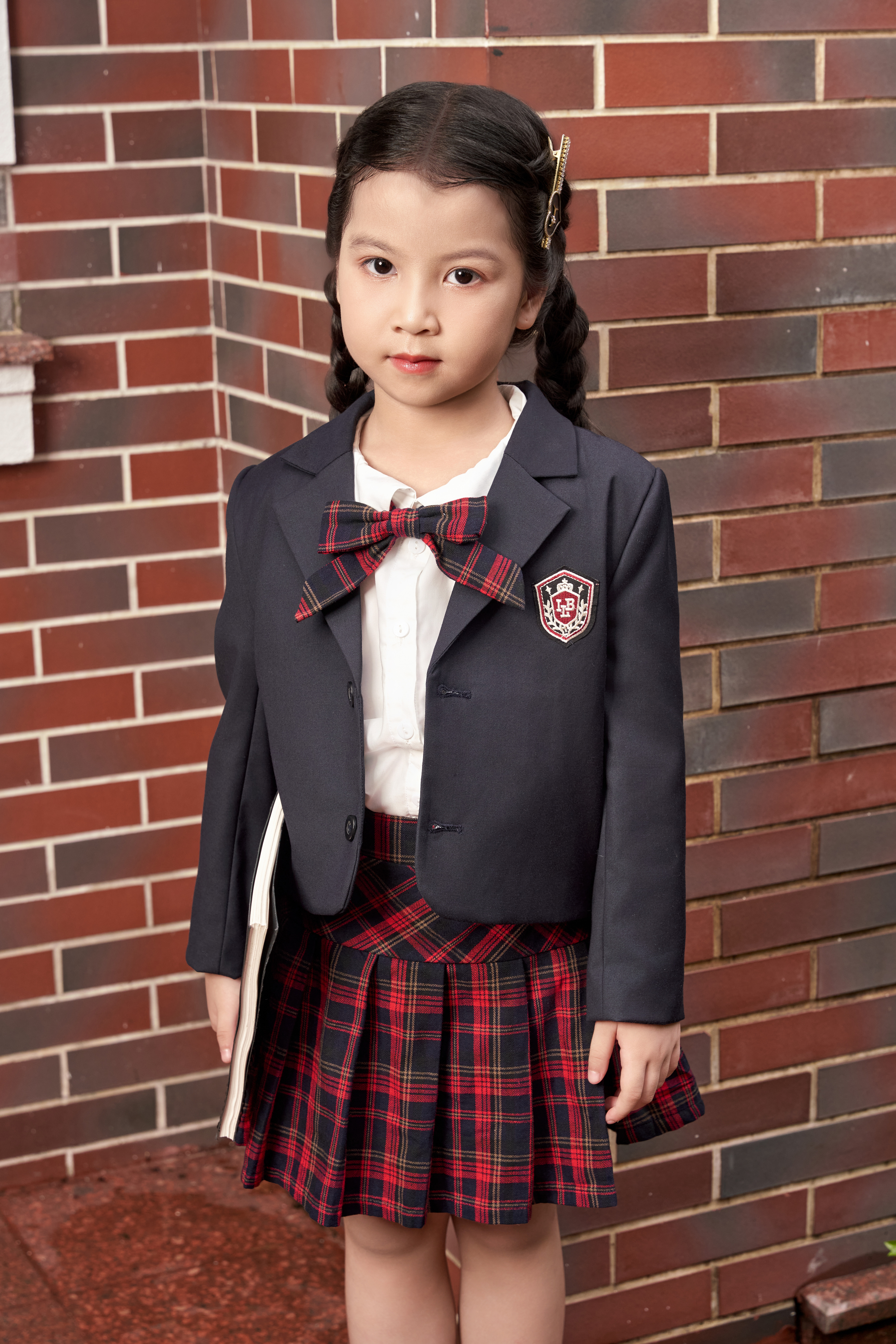 Blazer dáng lửng đính huy hiệu_thumbnail_0