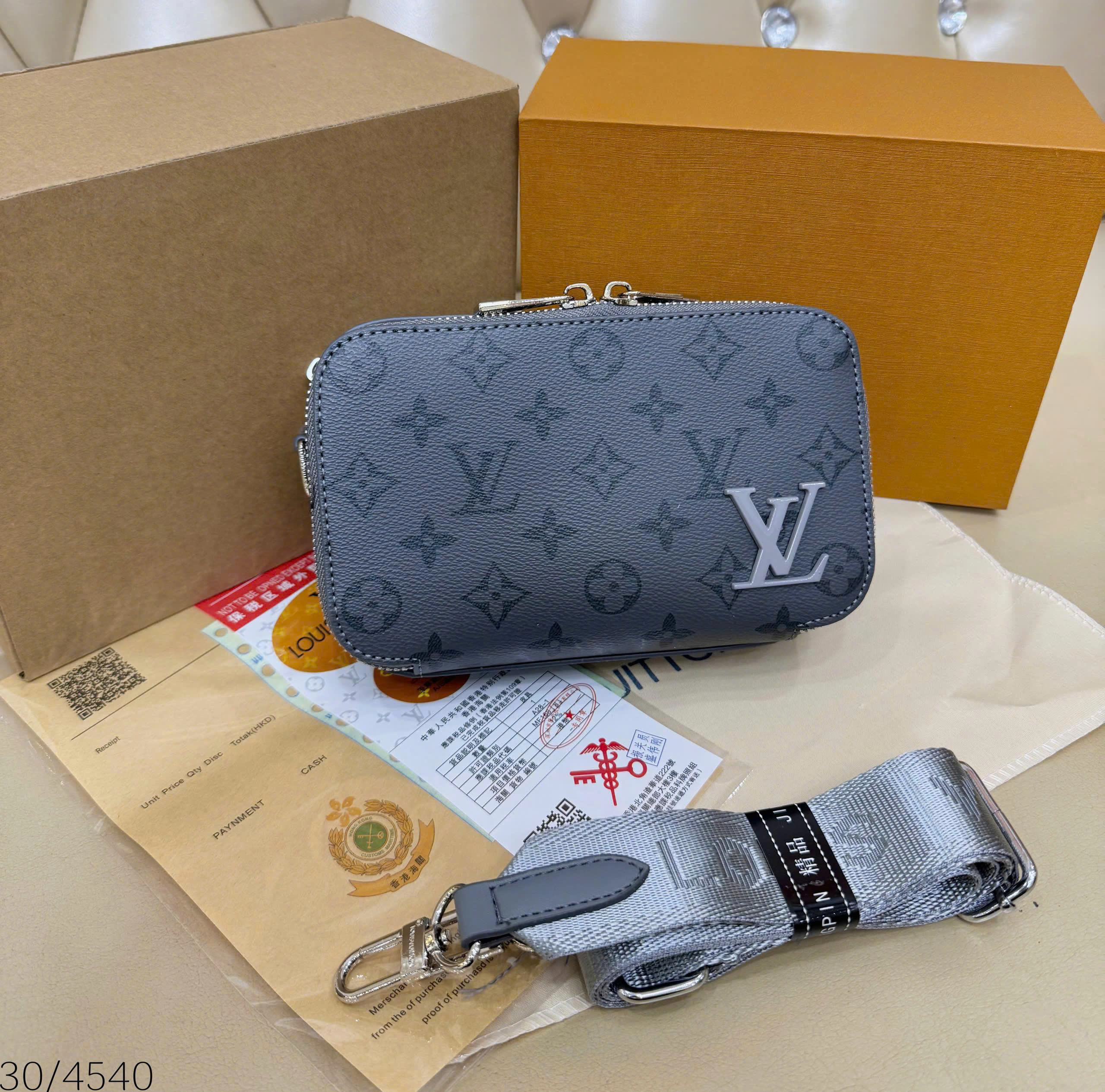 Túi đeo chéo dáng hộp chữ nhật LV Alpha hoa xám