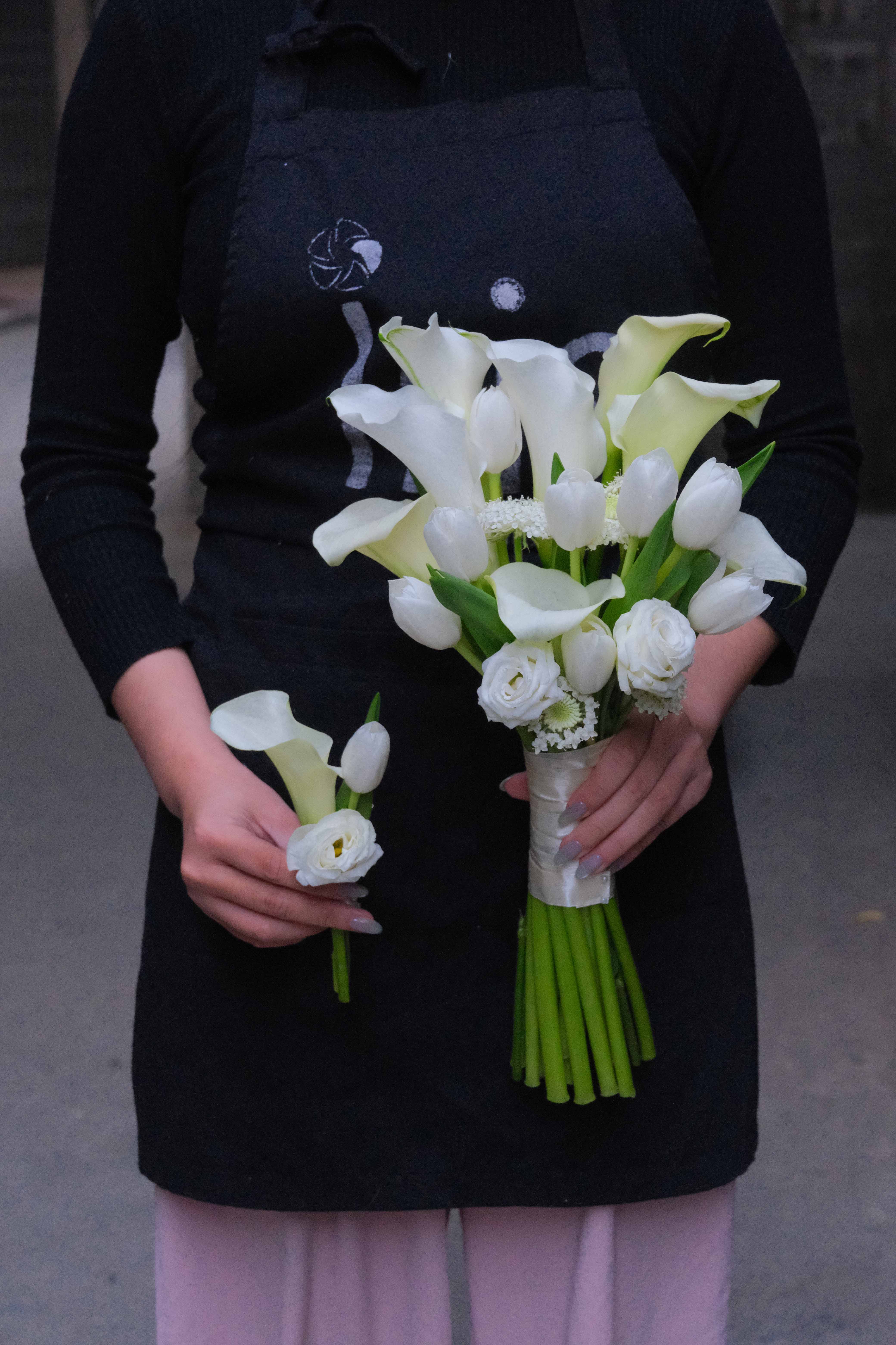 Bó hoa cưới Calla lily mix Tulip trắng và hoa phụ