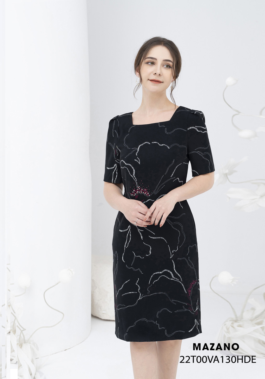 Đầm đen suông cổ thang đính trang trí eo theo họa tiết